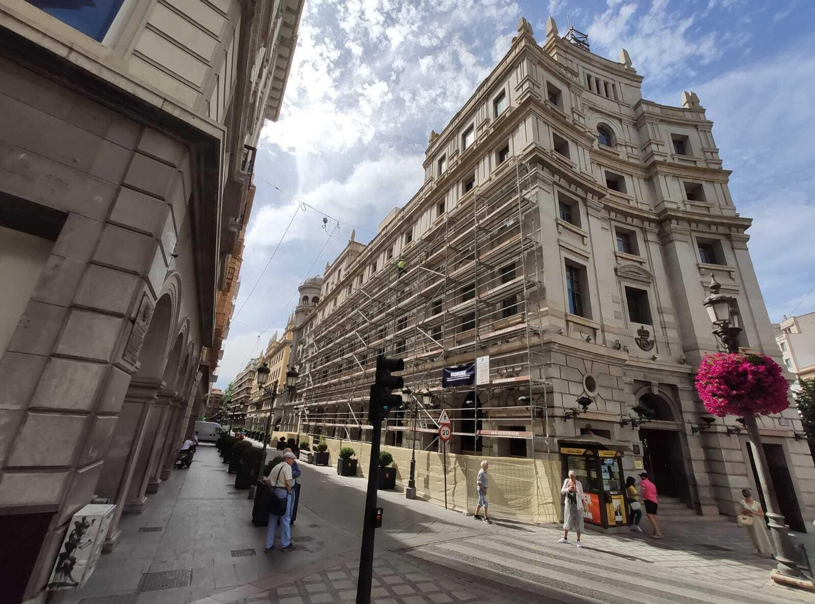 Andamios en la fachada que da a calle Ganivet.
