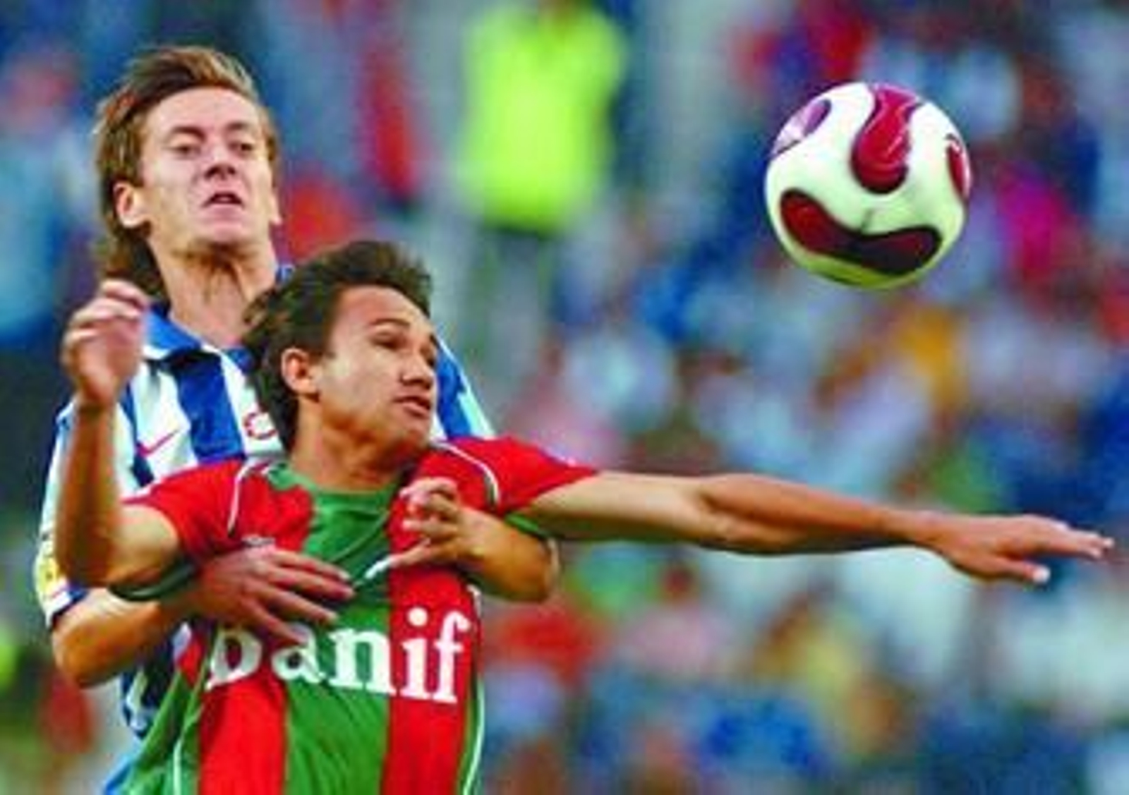 Cech sujeta al jugador del Marítimo Mossoro.