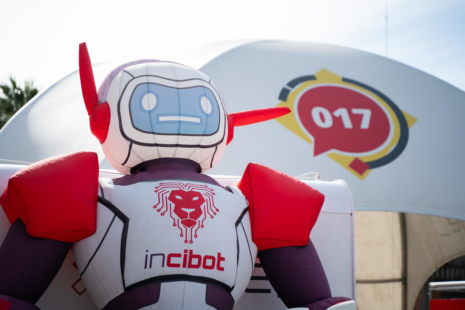 Imágenes de la inauguración del Roadshow Experiencia Incibe en la plaza 12 de Octubre