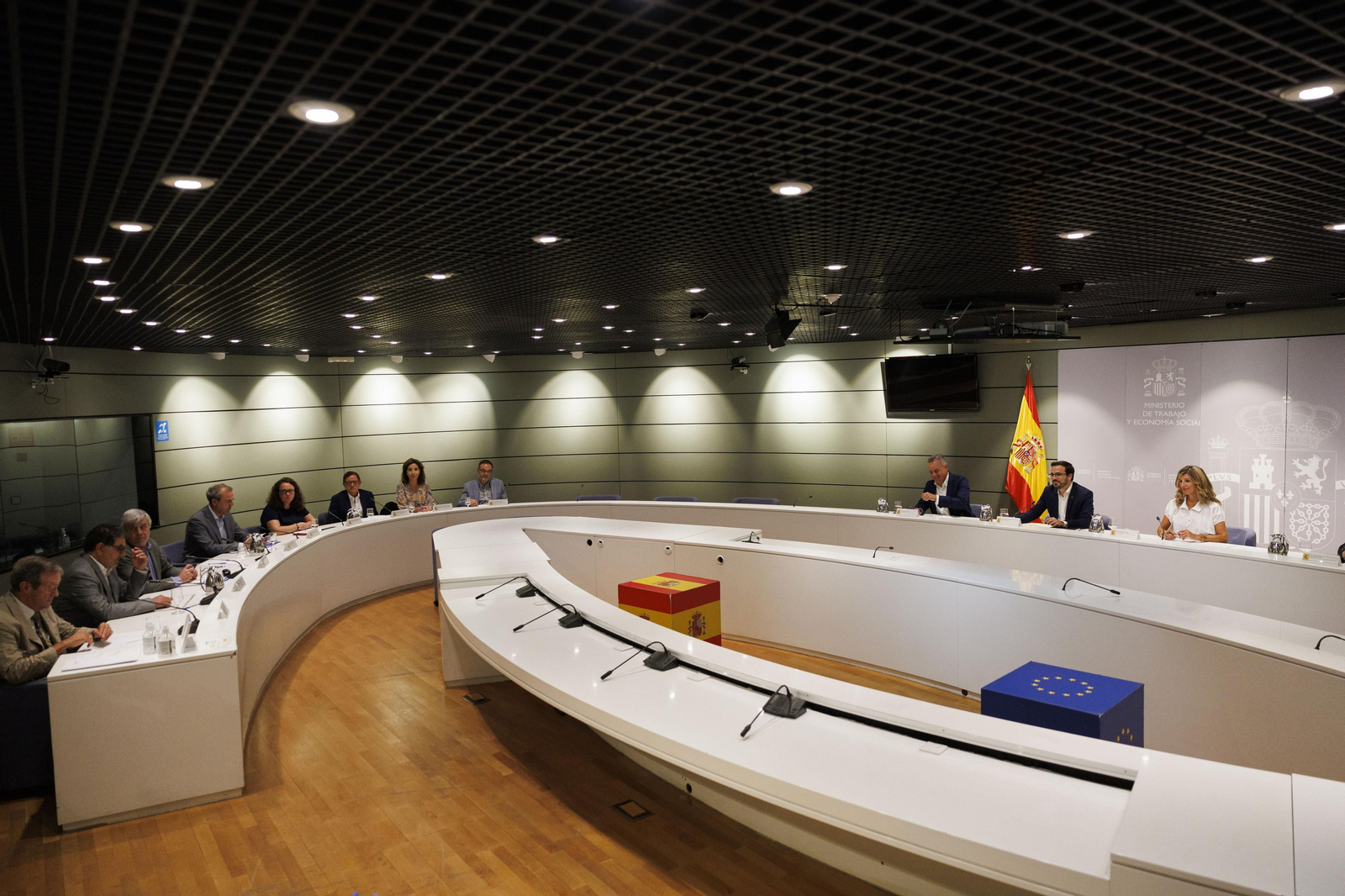 Yolanda Díaz y Alberto Garzón en su encuentro con responsables empresas distribución en Madrid este lunes. EFE/Sergio Pérez  Yolanda Díaz y Alberto Garzón se reúnen con responsables empresas distribución,