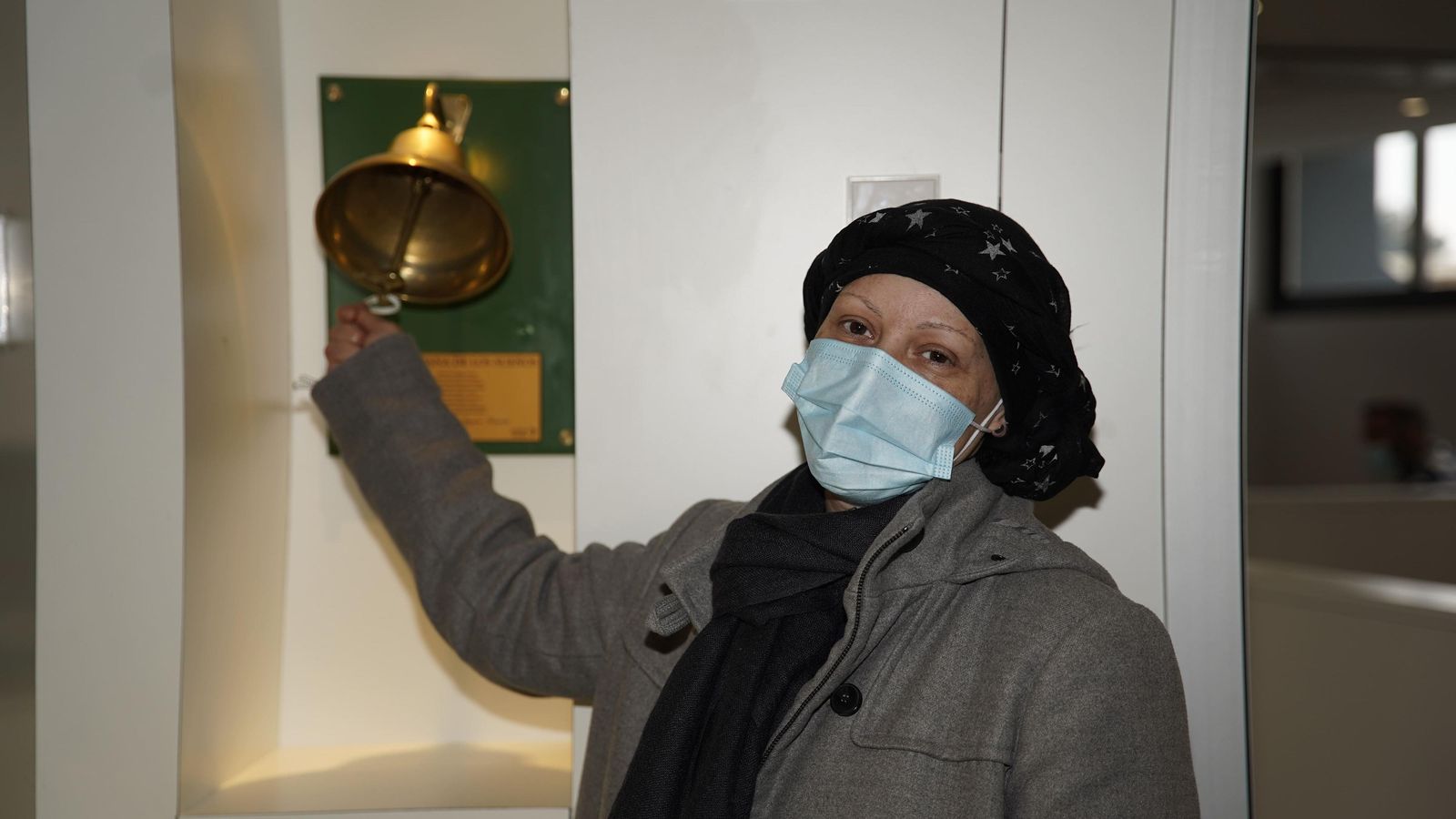 Pilar Rimundo hace sonar la 'campana de los sueños' tras terminar su tratamiento.