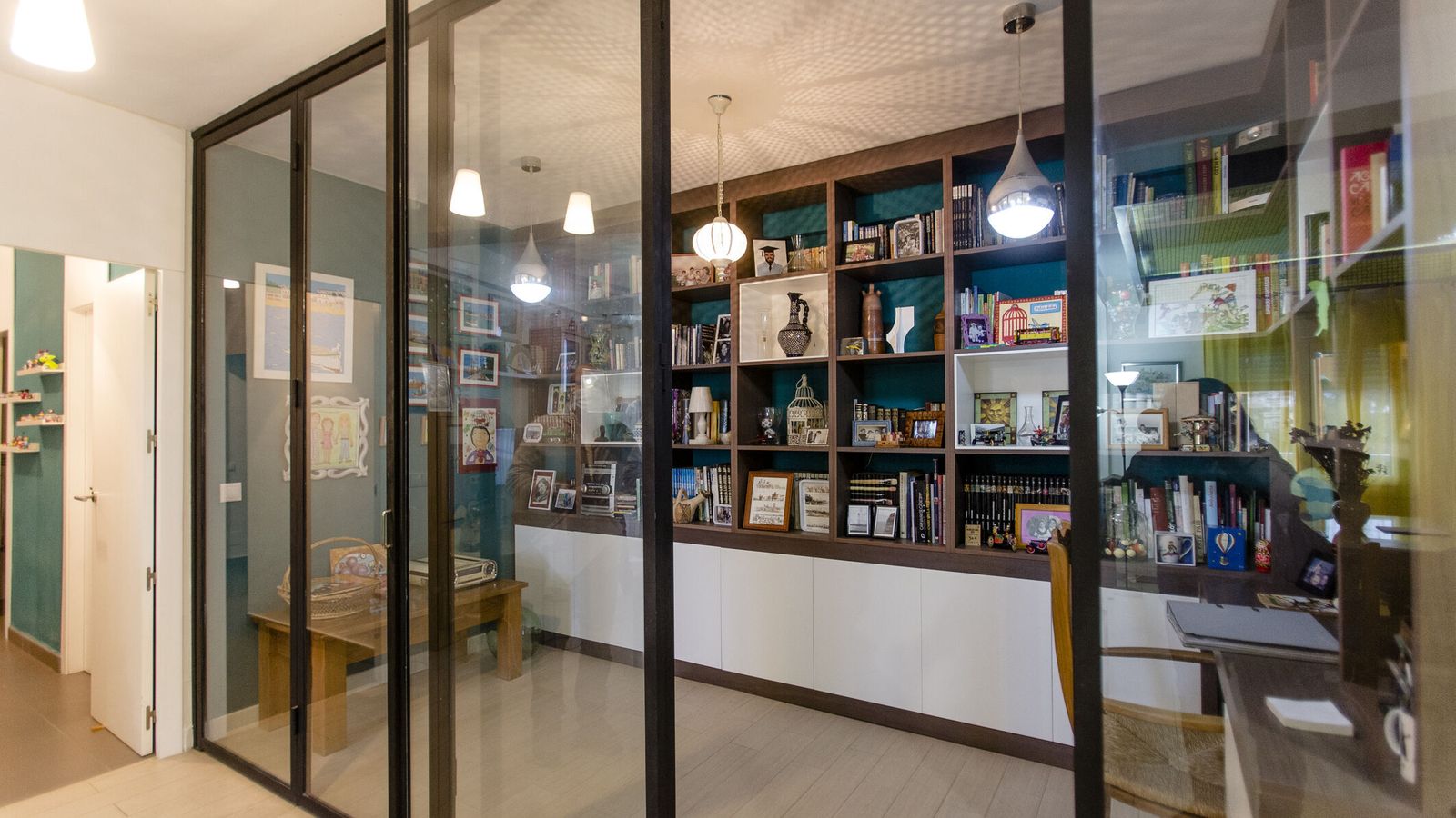 Biblioteca. Se ha utilizado una carpintería de diseño industrial acristalada para separarla de la estancia principal.