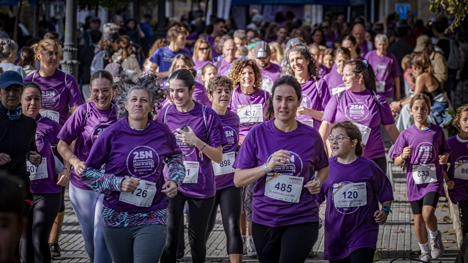 Búscate entre las imágenes de la III Carrera de Cádiz por la Eliminación de la Violencia contra las Mujeres