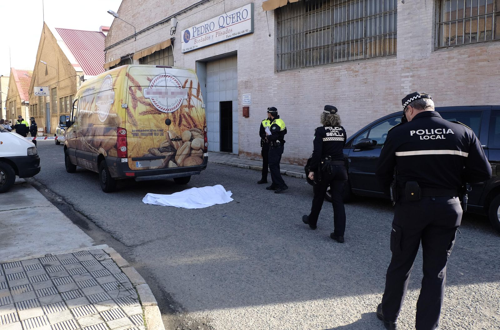 El cadáver del atropellado, detrás de la furgoneta implicada en el accidente.