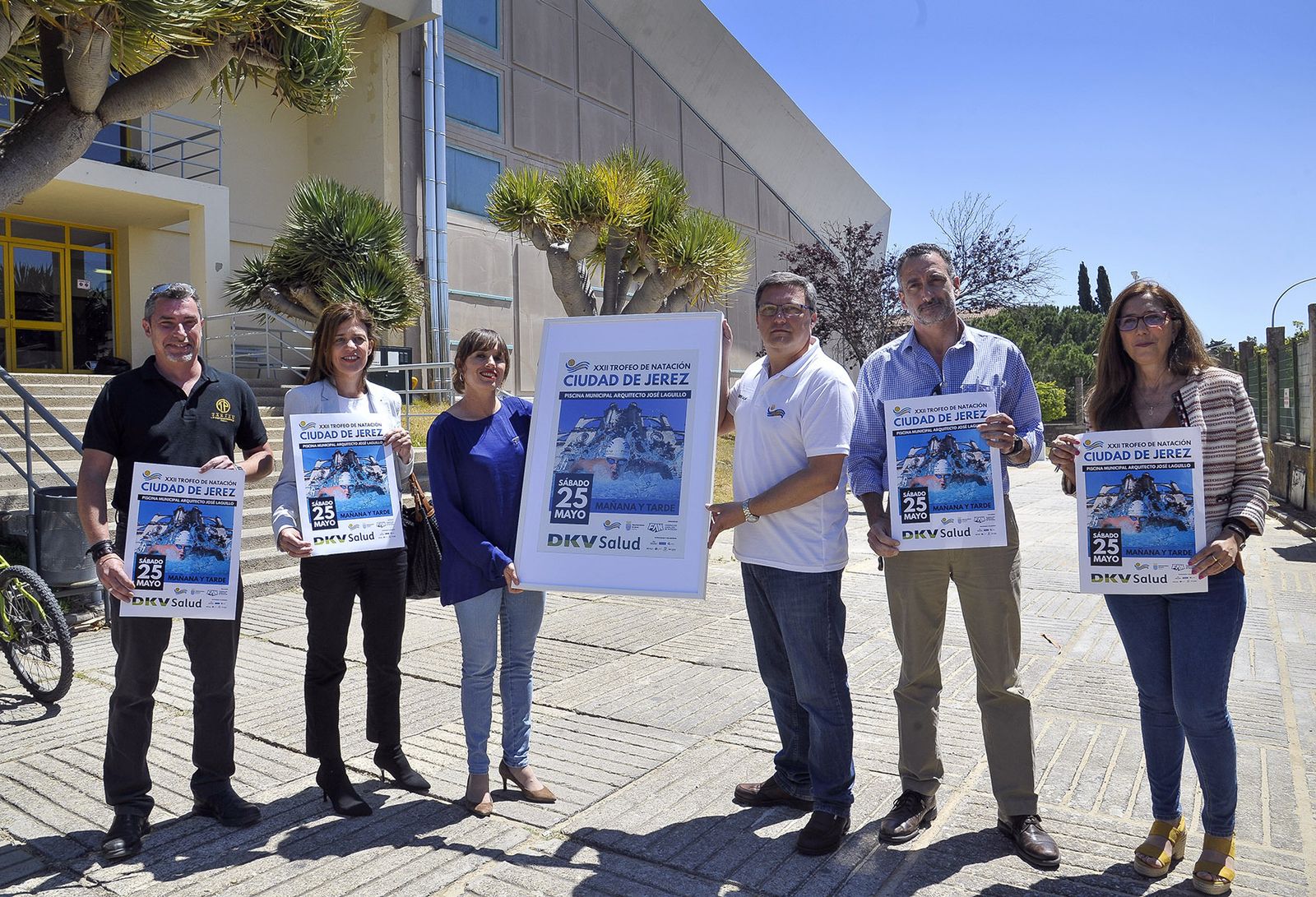 Laura Álvarez, delegada de Deportes, y organizadores posan con el cartel de la 22 edición.