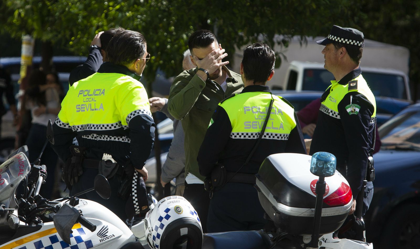 Varios policías locales en los juzgados cuando se conoció la sentencia absolutoria.