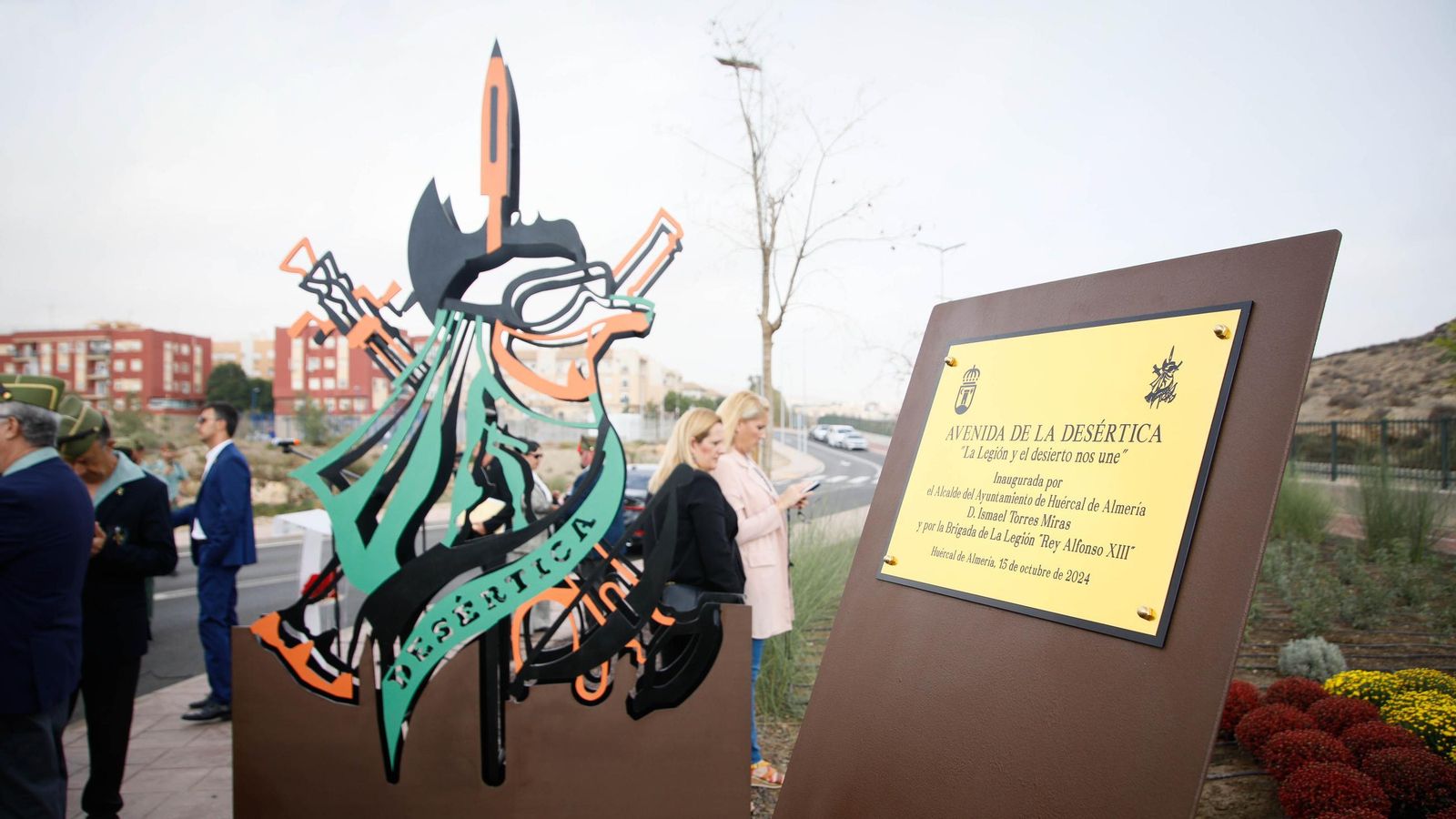 Placa conmemorativa de la nueva avenida.