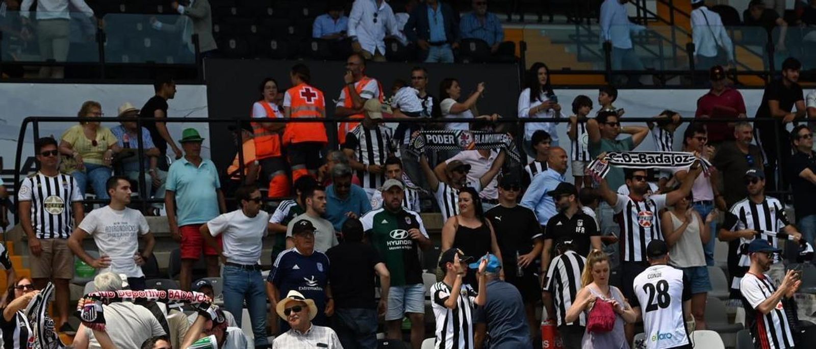 Aficionados del Badajoz, durante un encuentro
