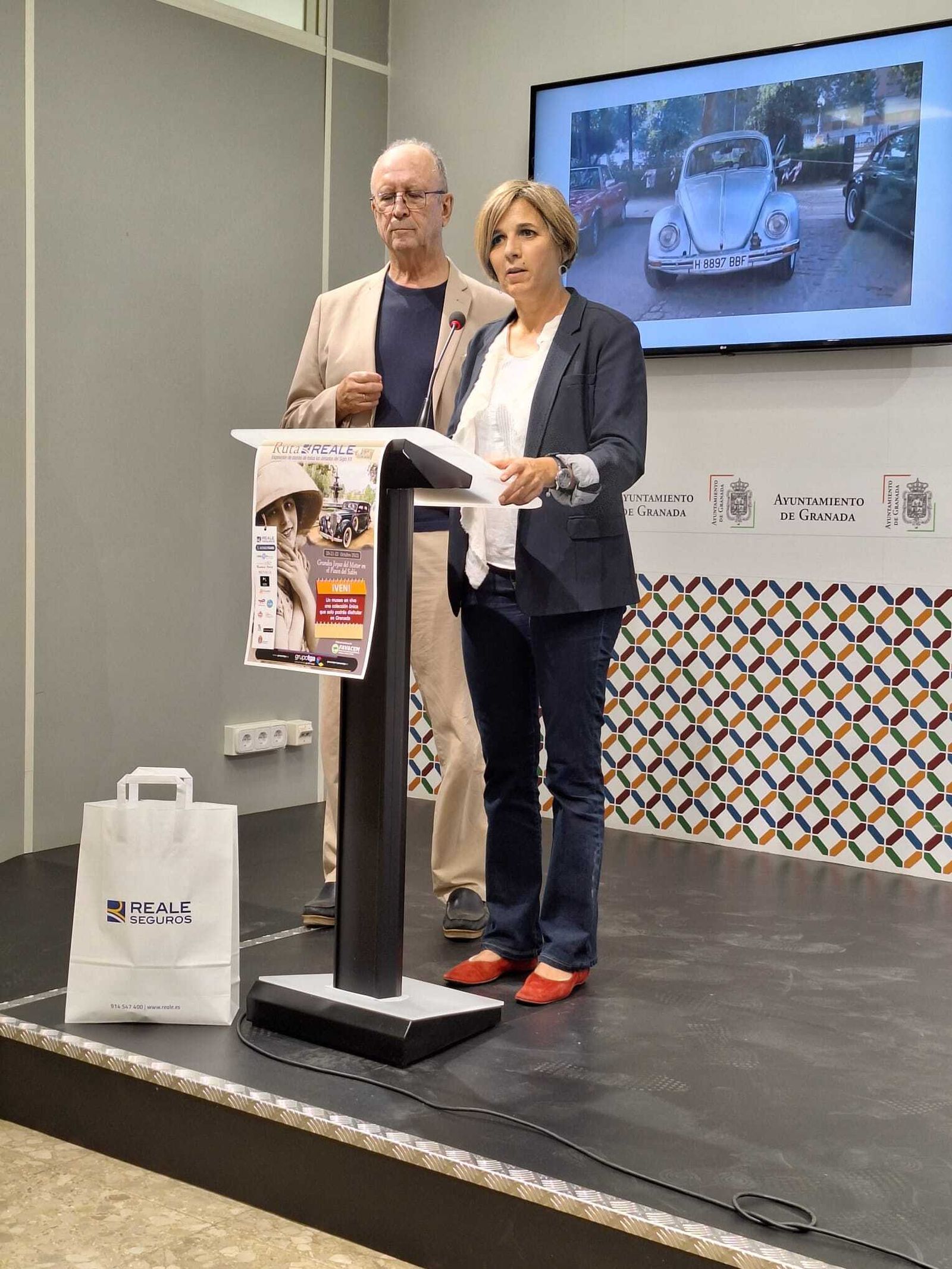 La XIX Ruta Reale trae un centenar de coches antiguos a Granada