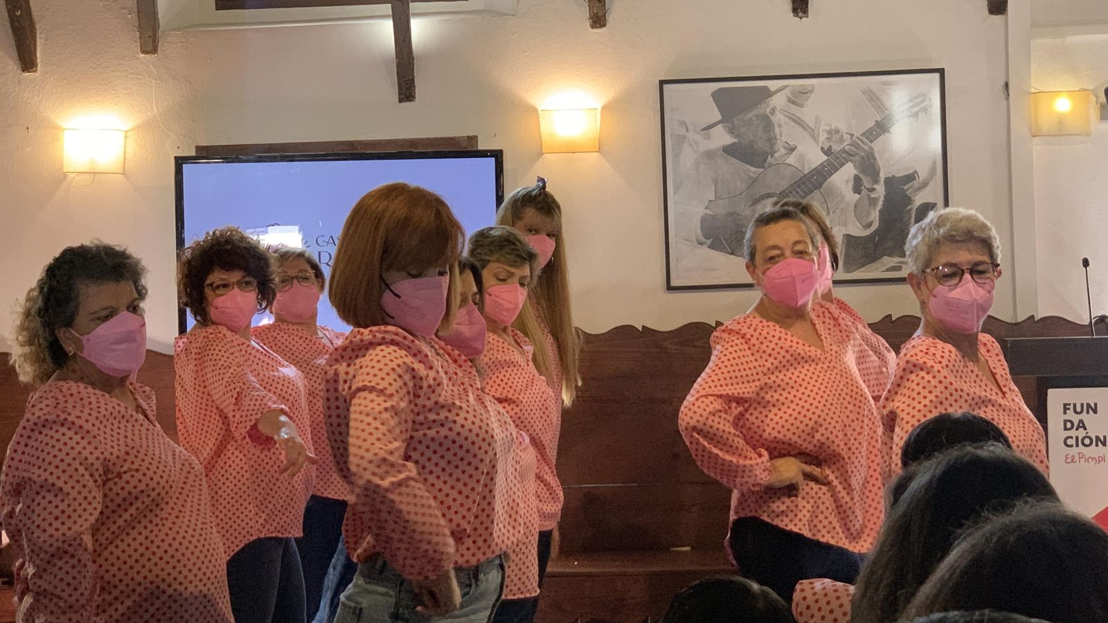 El grupo de mujeres bailando.