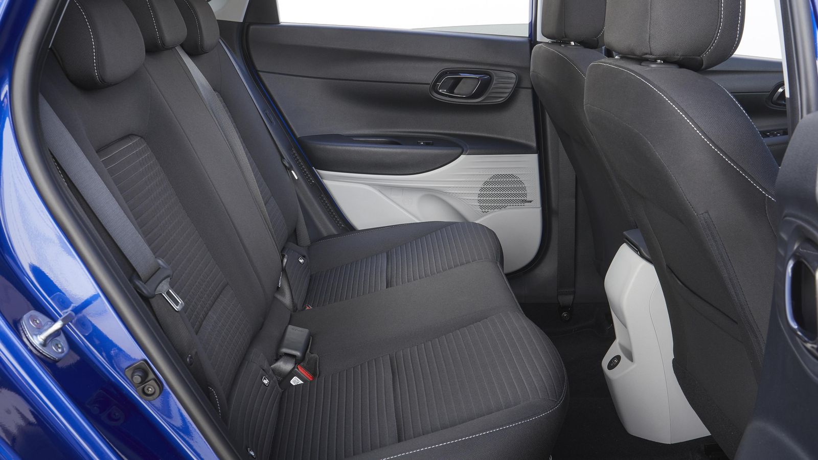 Muy amplio, por anchura, altura o espacio longitudinal. Incluso el túnel de transmisión, que levanta apenas 7 cm del suelo, molesta poco.