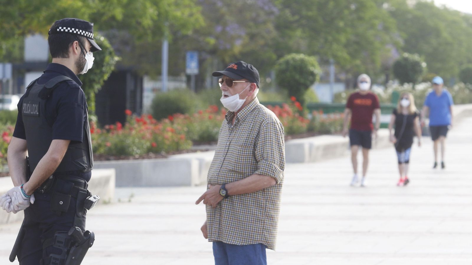 Un agente de la Policía Local dialoga con un hombre en el Vial.