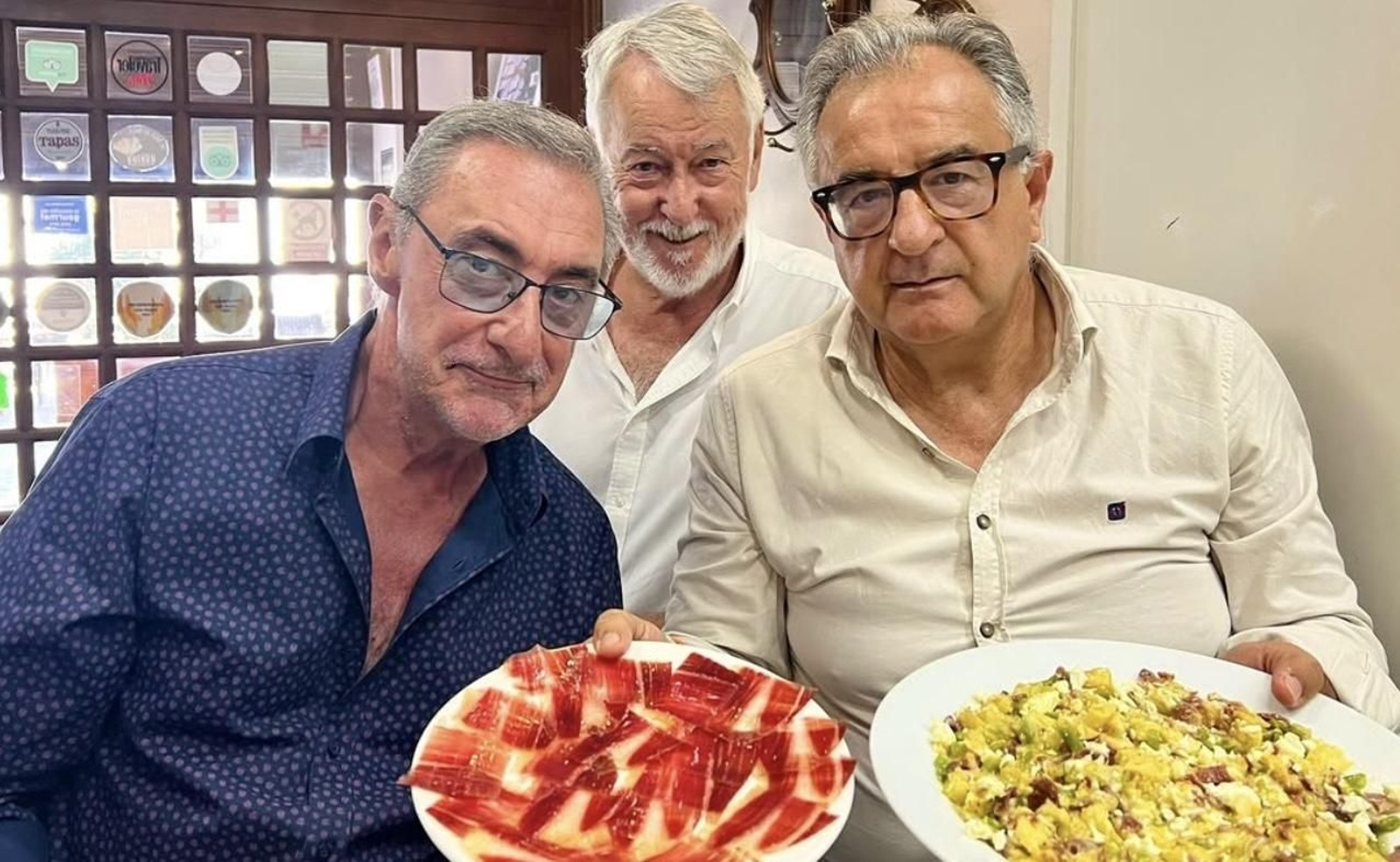 El conocido periodista fue a este famoso restaurante onubense en compañía de su compañero el también locutor Roberto Gómez