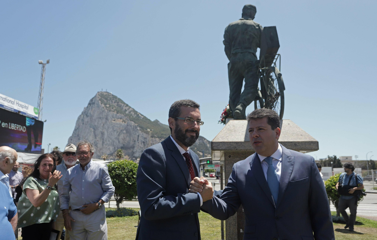 Juan Franco y Fabian Picardo se dan la mano junto al monumento al trabajador fronterizo