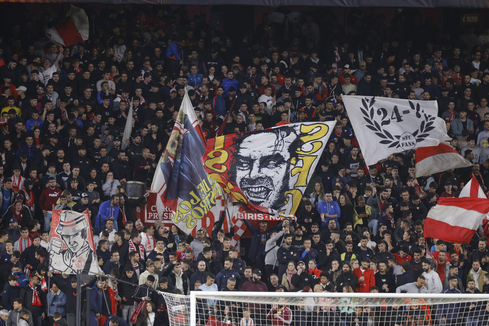 Búscate en las fotos del Sevilla-Fenerbahçe,