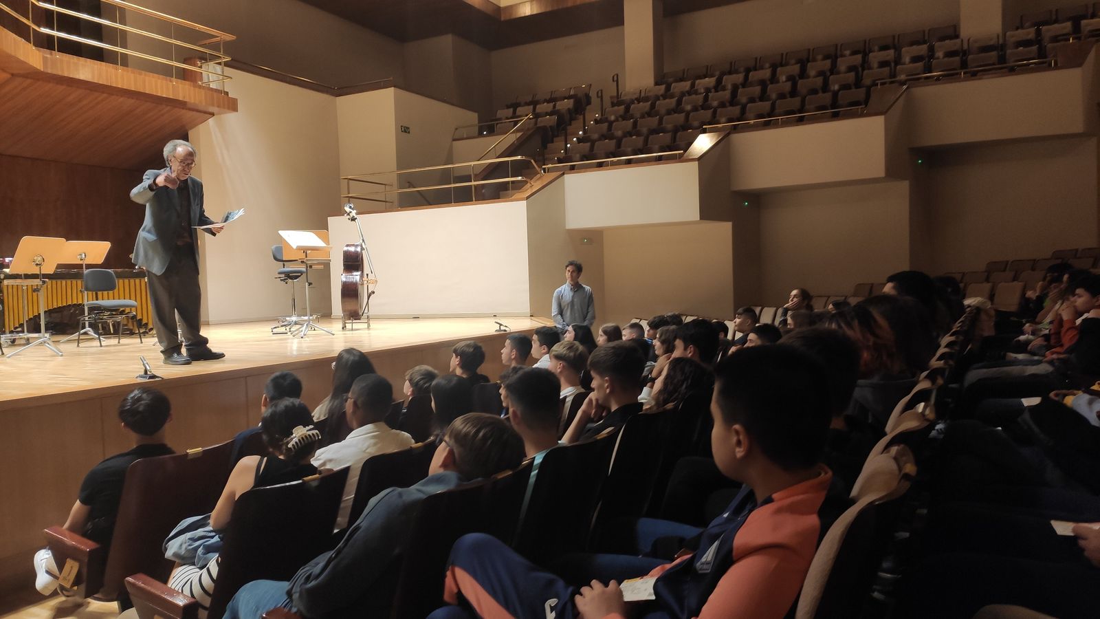 El compositor ante la atenta mirada de los alumnos.