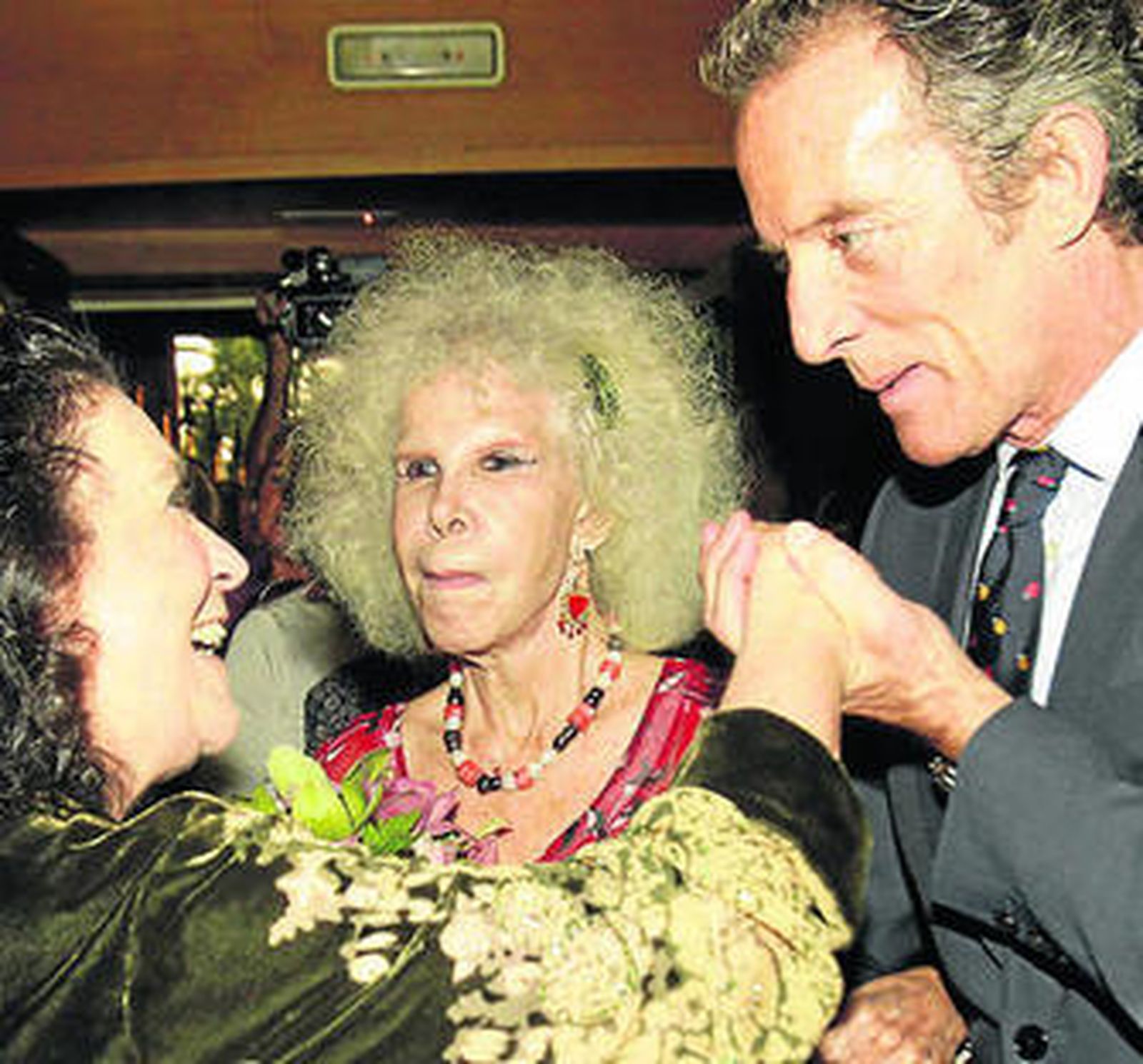 Cayetana y Alfonso saludan a su llegada al concierto.