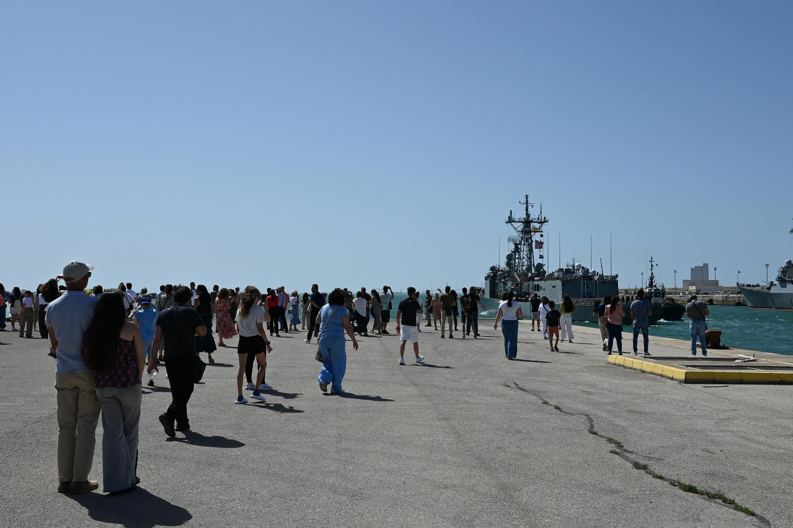 Las imágenes de la despedida de la fragata 'Navarra' de la Armada en la Base de Rota