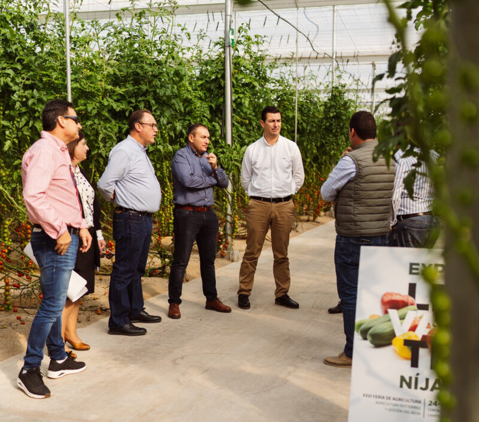 El alcalde de Nijar, José Francisco Garrido Requena, con profesionales del sector primario