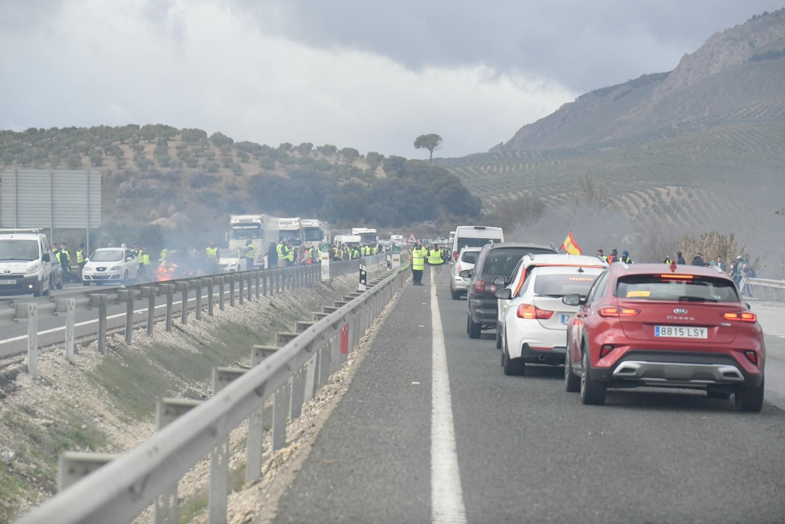 Vehículos retenidos en los cortes de la A-92 por Huétor Tájar.