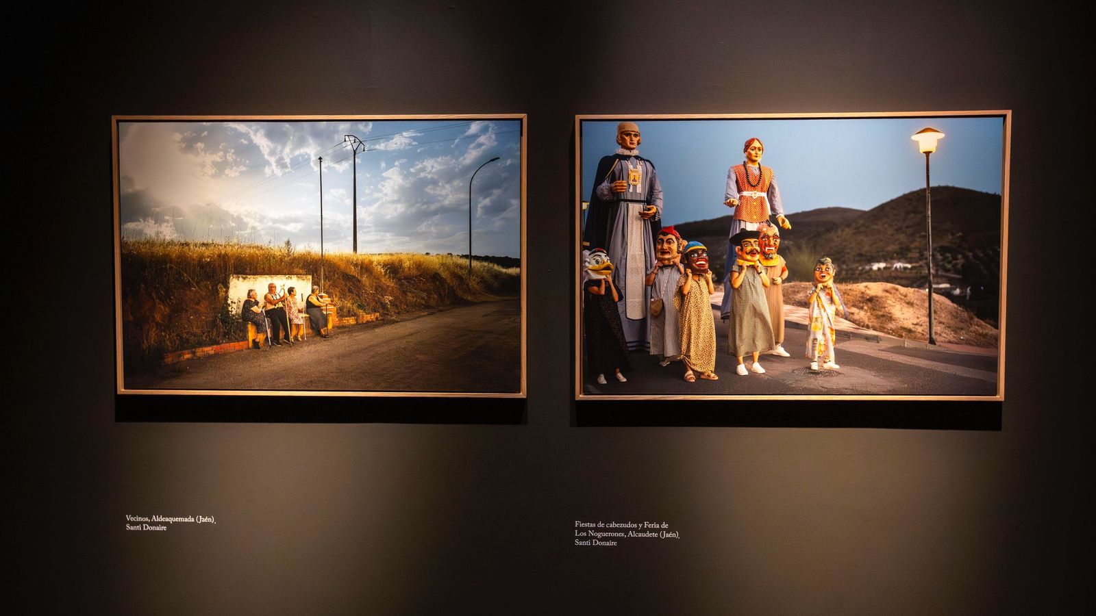 Dos imágenes de Santi Donaire en la exposición: a la izquierda, Aldeaquemada, y a la derecha, Fiestas de cabezudos y Feria de Los Noguerones.