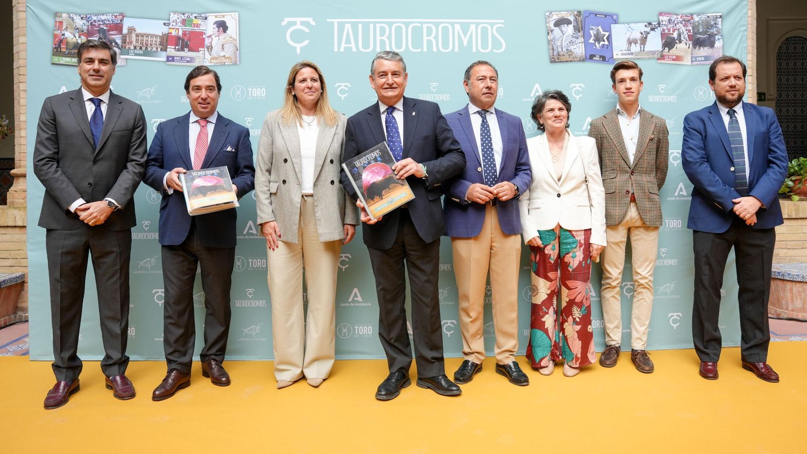 Empresarios, toreros, patrocinadores y autoridades en la presentación de 'Taurocromos'.
