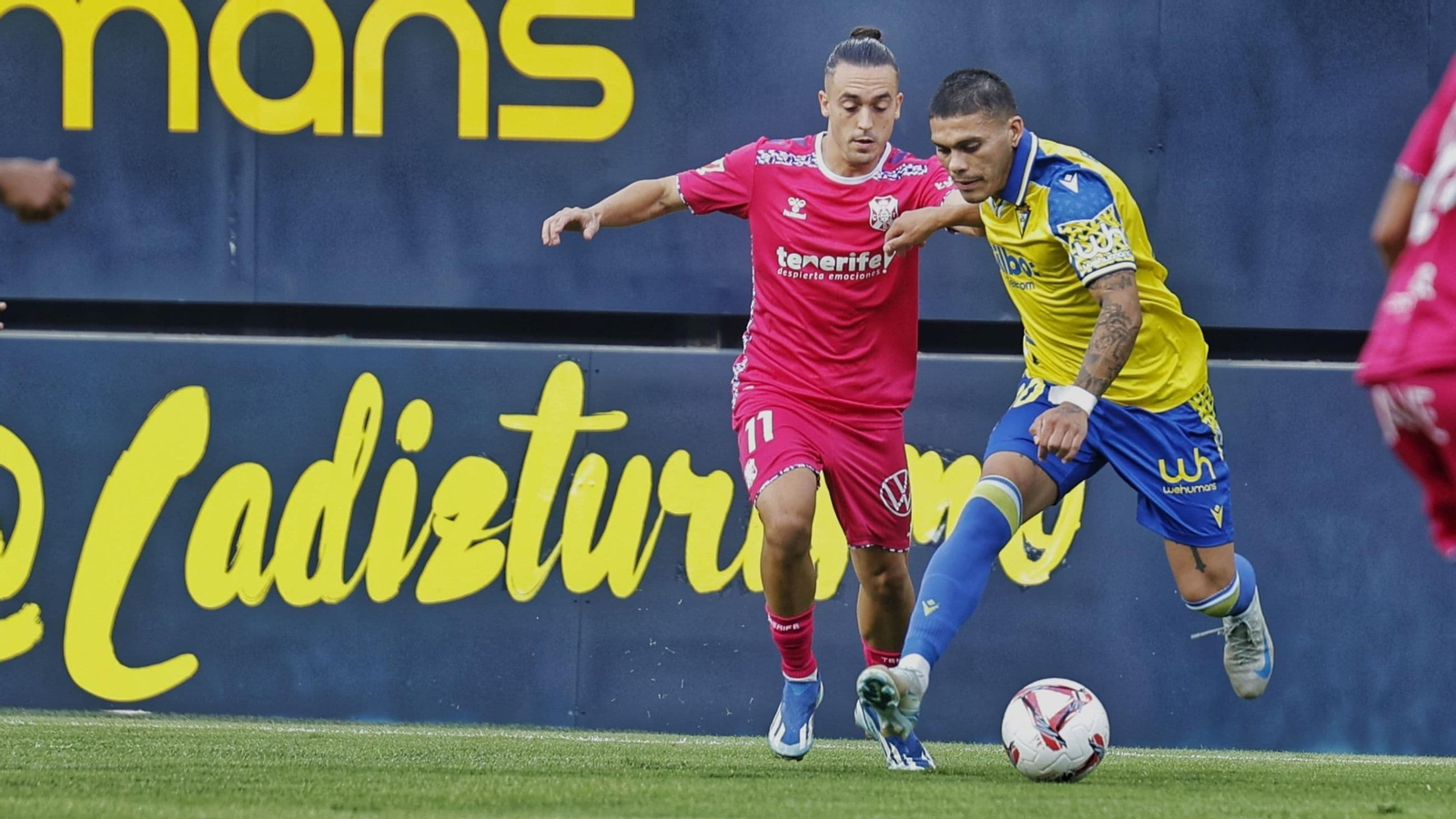 Brian Ocampo controla en presencia de Luismi Cruz.