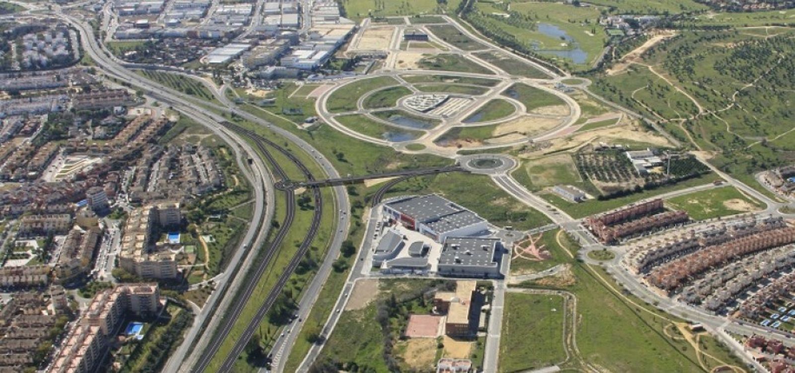 Una vista aérea del Parque Empresarial Zaudín (PEZ), en Tomares, que limita con el PISA y con el  parque Olivar del Zaudín.