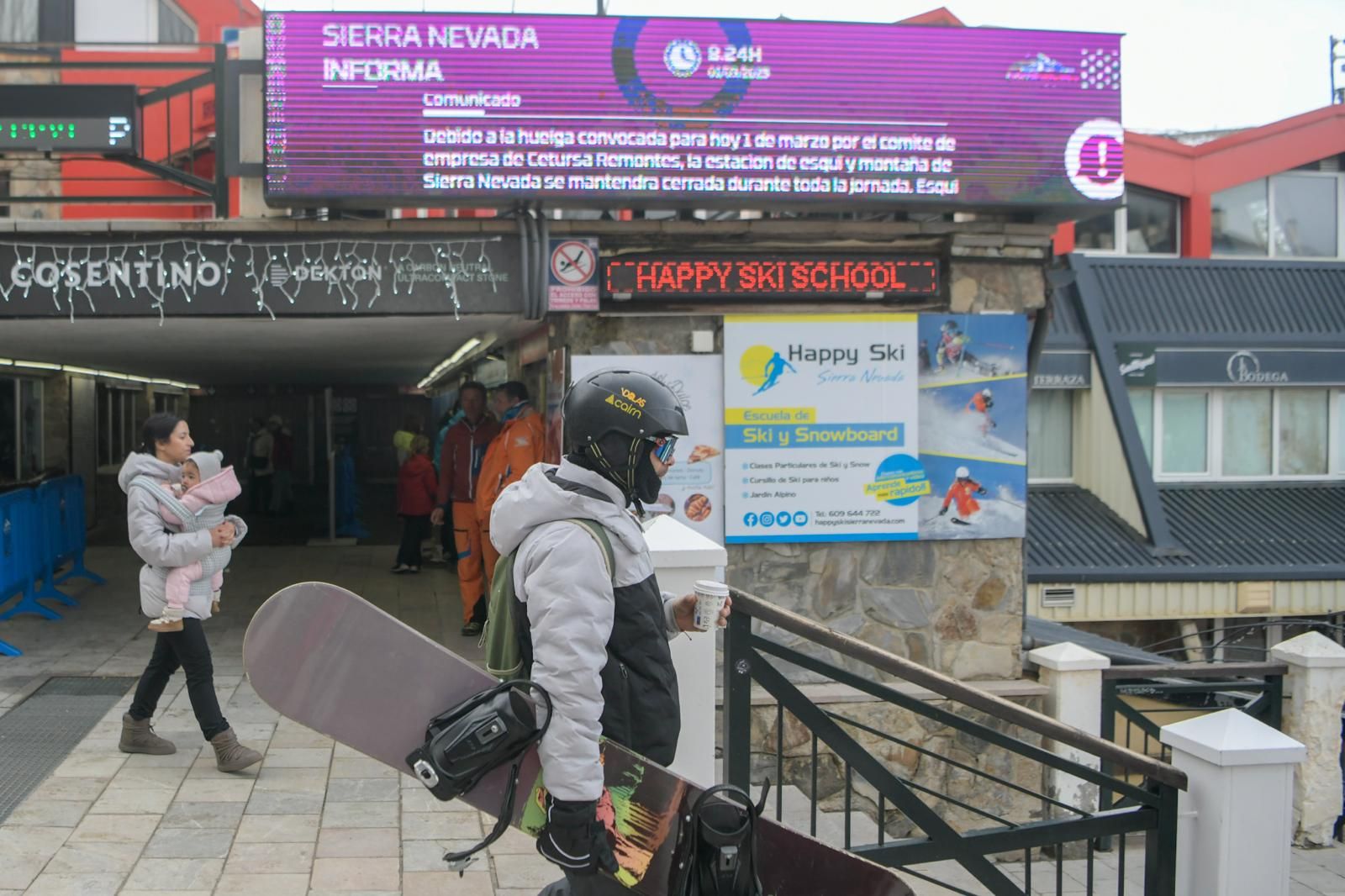 Un snowboarder frente al acceso cerrado del telecabina Borreguiles