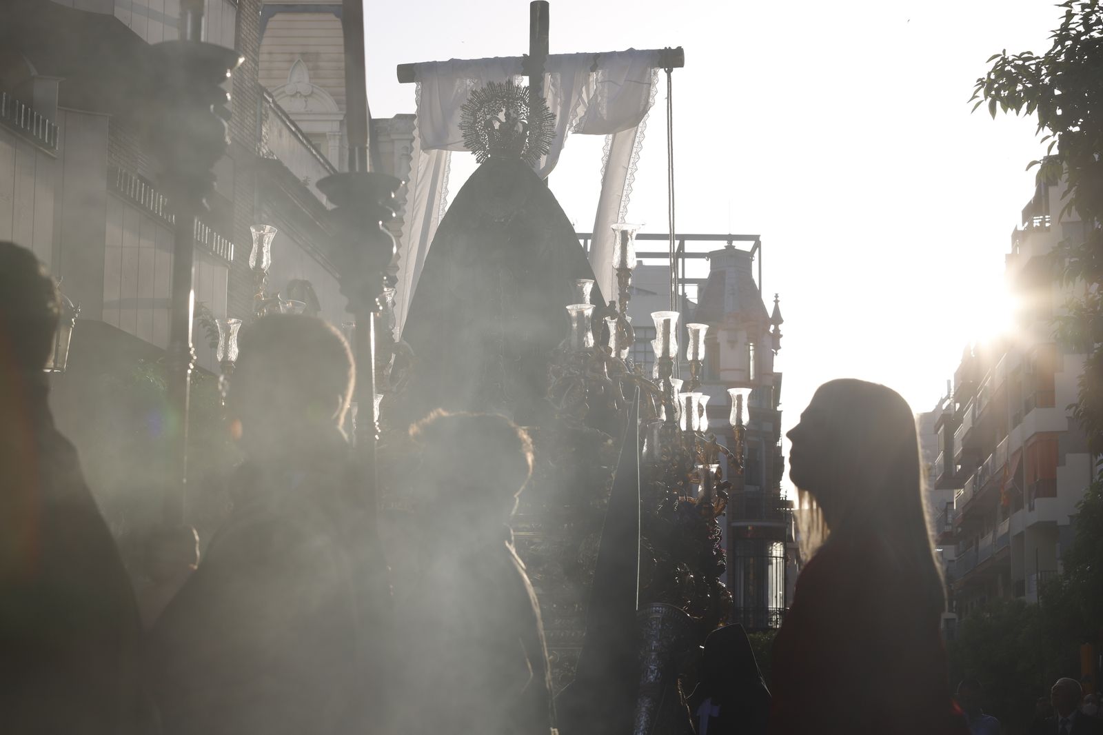 La Hermandad de la Soledad recorre las calles de Huelva en el Viernes Santo