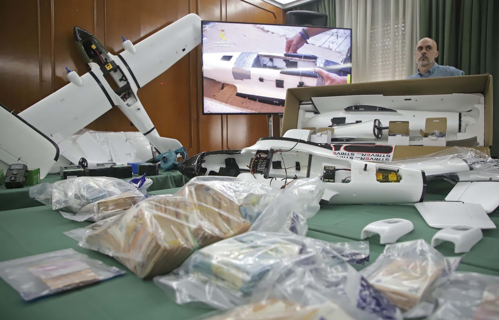 Fotos de los drones de largo alcance para introducir hachís en España desde Marruecos incautados por la Guardia Civil en Algeciras