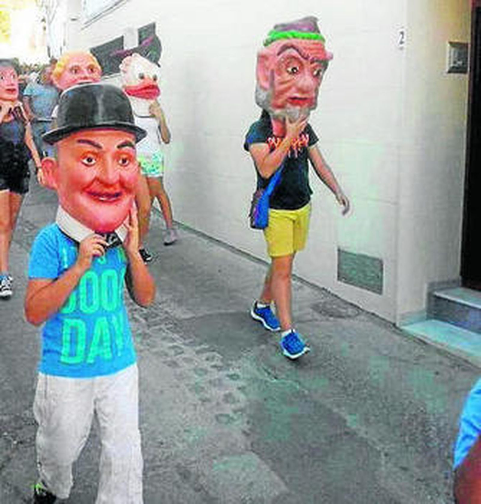 Los gigantes y cabezudos despiertan a los vecinos