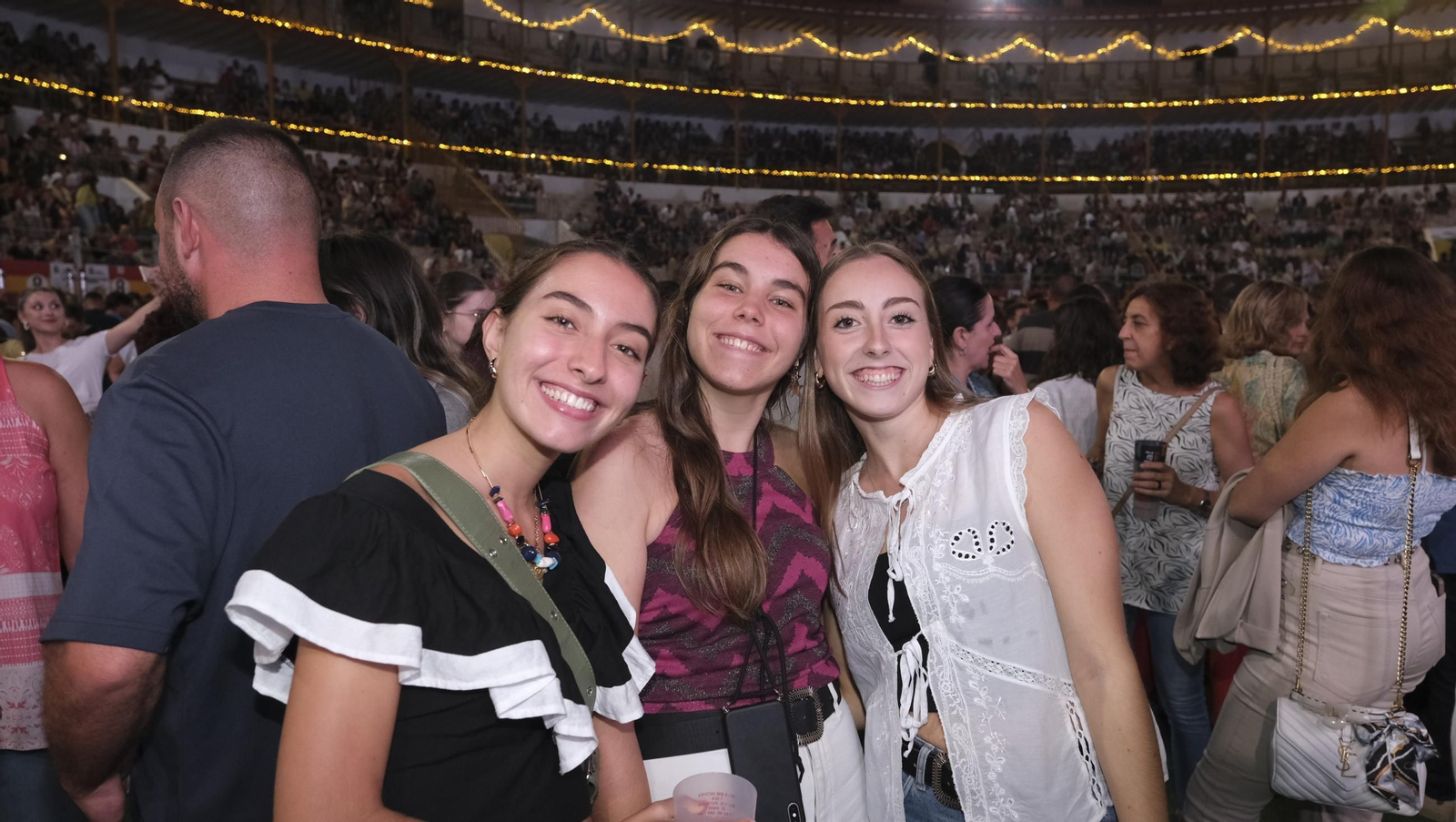 El concierto de Melendi llena de fans la Plaza de Toros de Almería, en imágenes