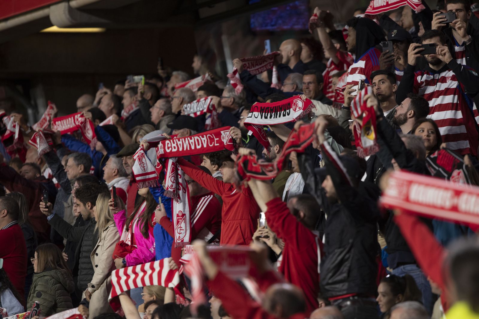 Encuéntrate en la grada en el Granada-Leganés
