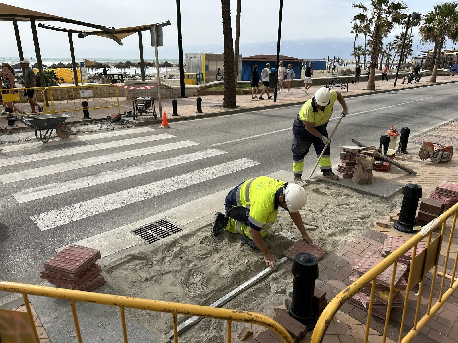 Operarios trabajando en la creación de un paso elevado en el paseo marítimo en una imagen de archivo.