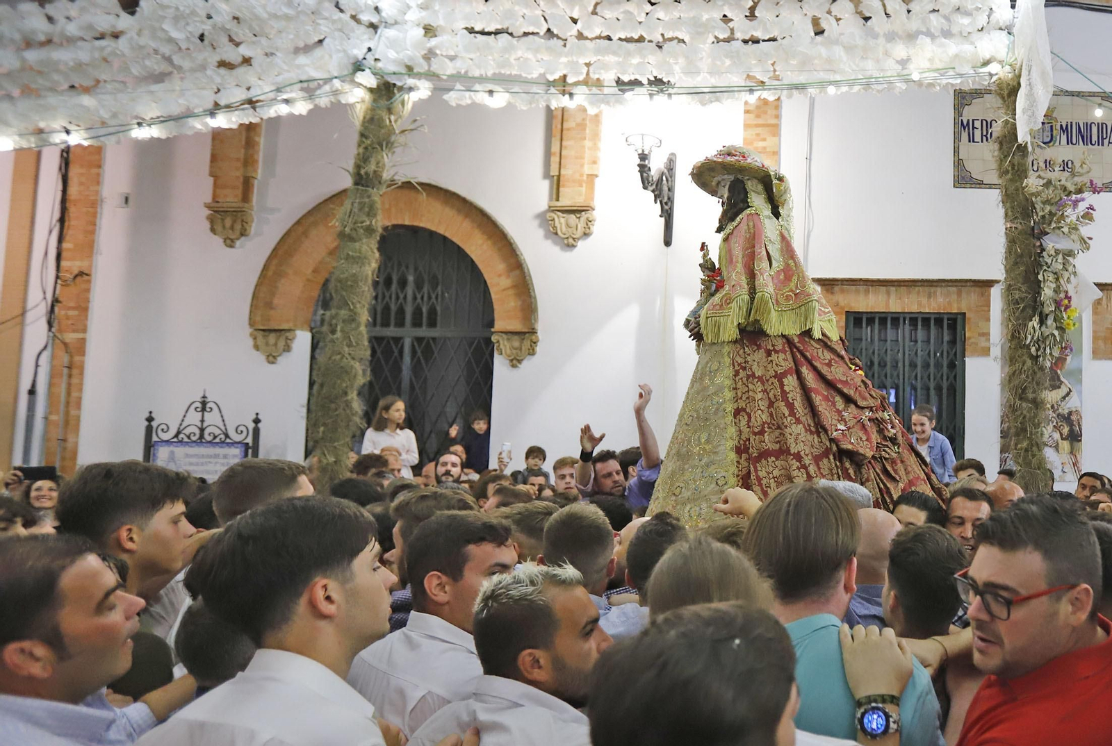 La Virgen del Rocío recorre las calles de Almonte hacia el Chaparral para el inicio del Camino de los Llanos