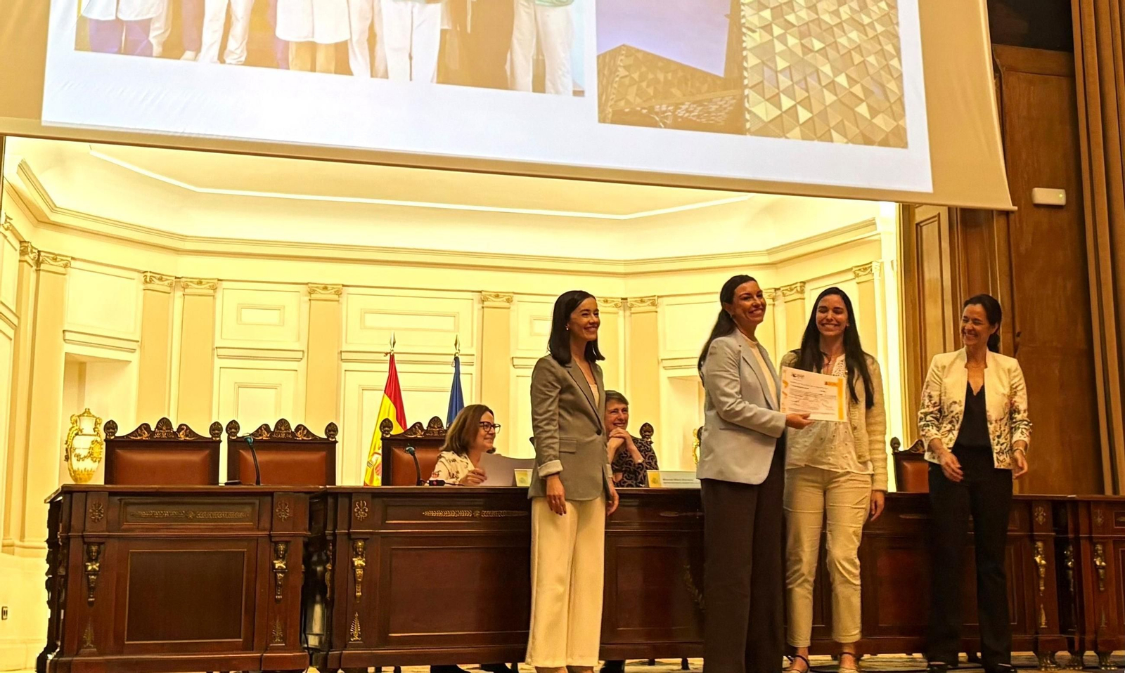 La directora de Enfermería, Marta Galán, y la supervisora de Enfermería de Hospitalización, Magdalena Muñoz, en el acto de entrega de la acreditación.