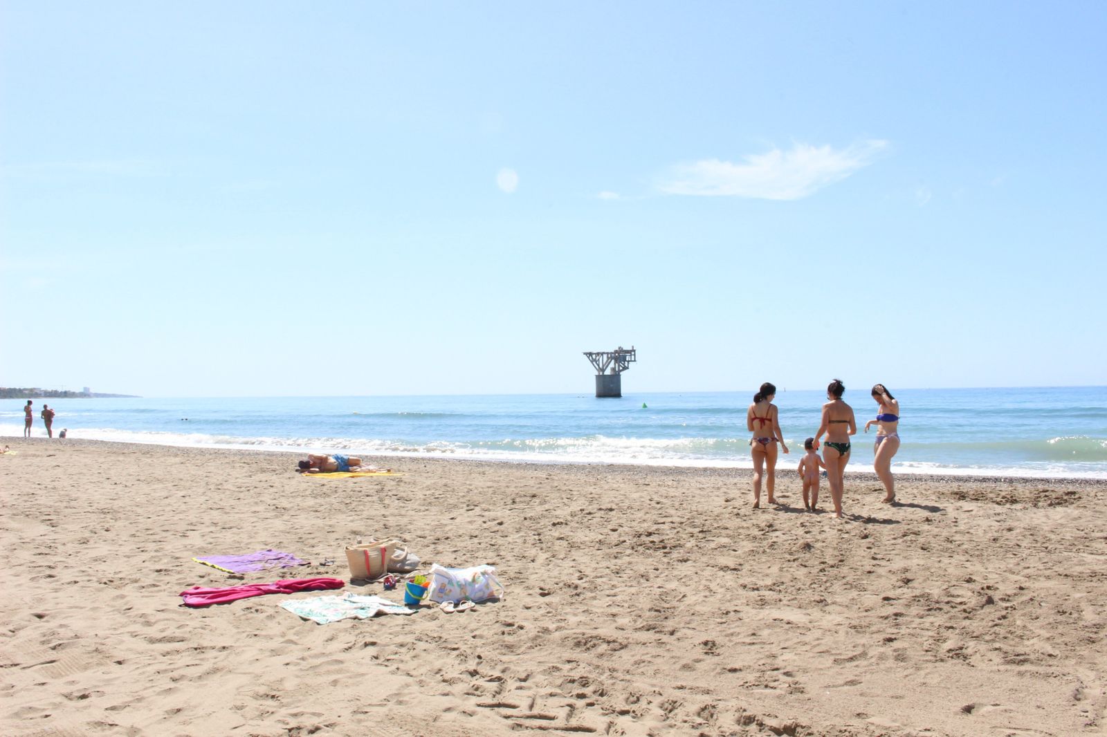 Fotos de las playas de Marbella, con los primeros bañistas de la fase 2