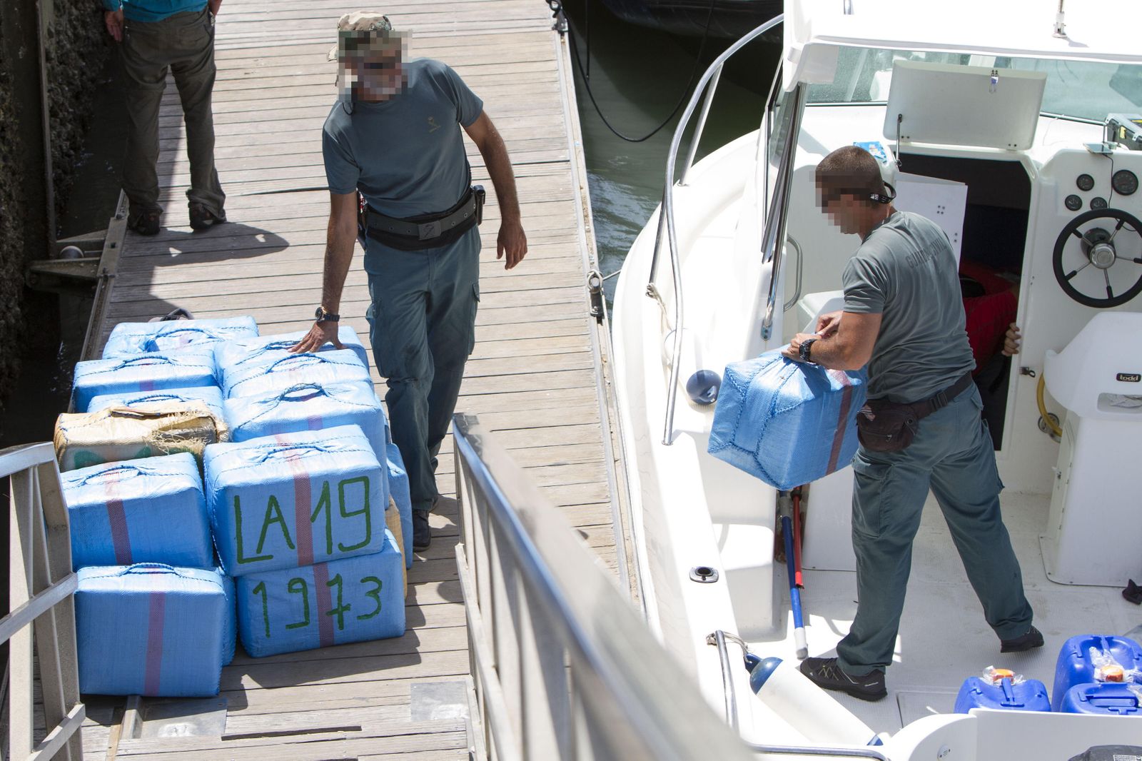 Agentes de la Guardia Civil descargando fardos de hachís de una embarcación recreativa en Sancti Petri, en una imagen de archivo.