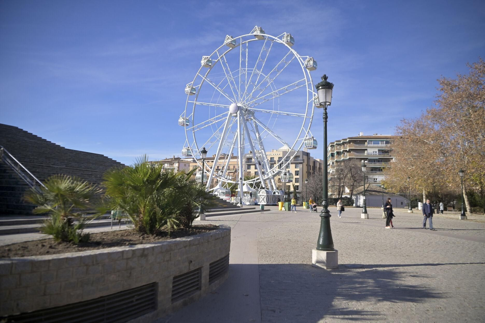 Noria instalada en la explanada del Palacio de Congresos.