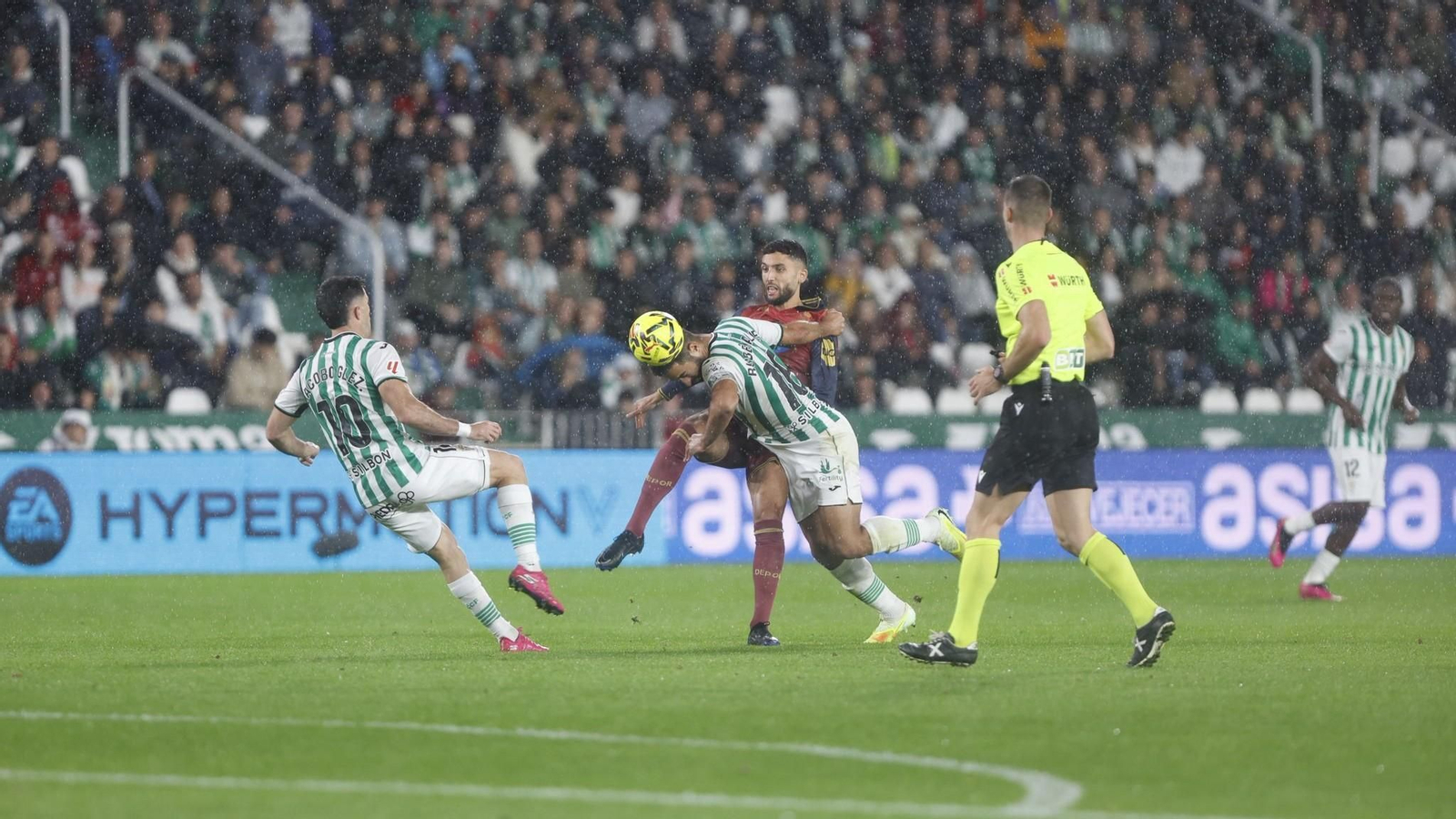 Rubén Alves cabecea el balón en presencia de Zakaria.