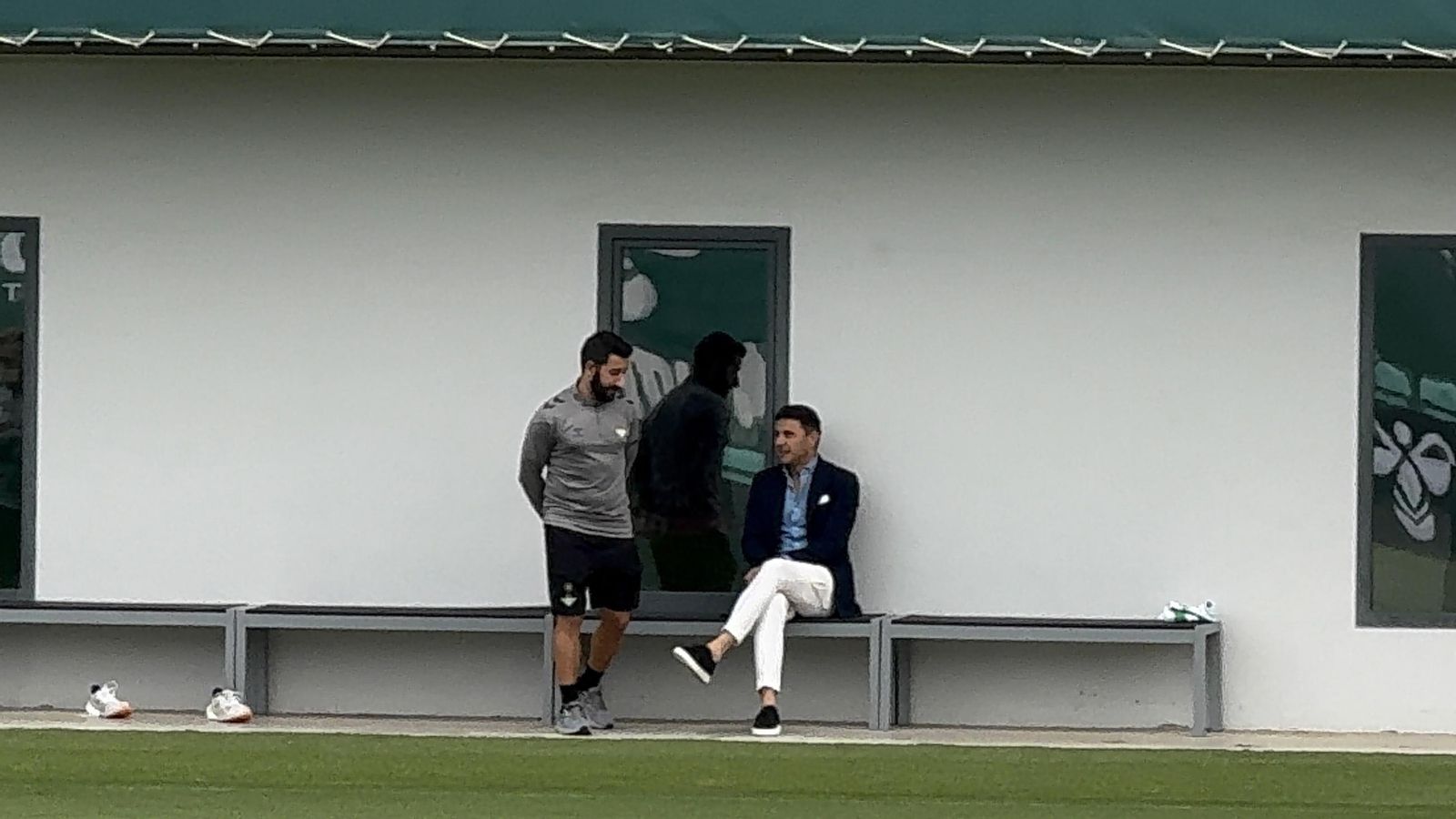 Joaquín Sánchez esperando a que termine la charla del Ingeniero