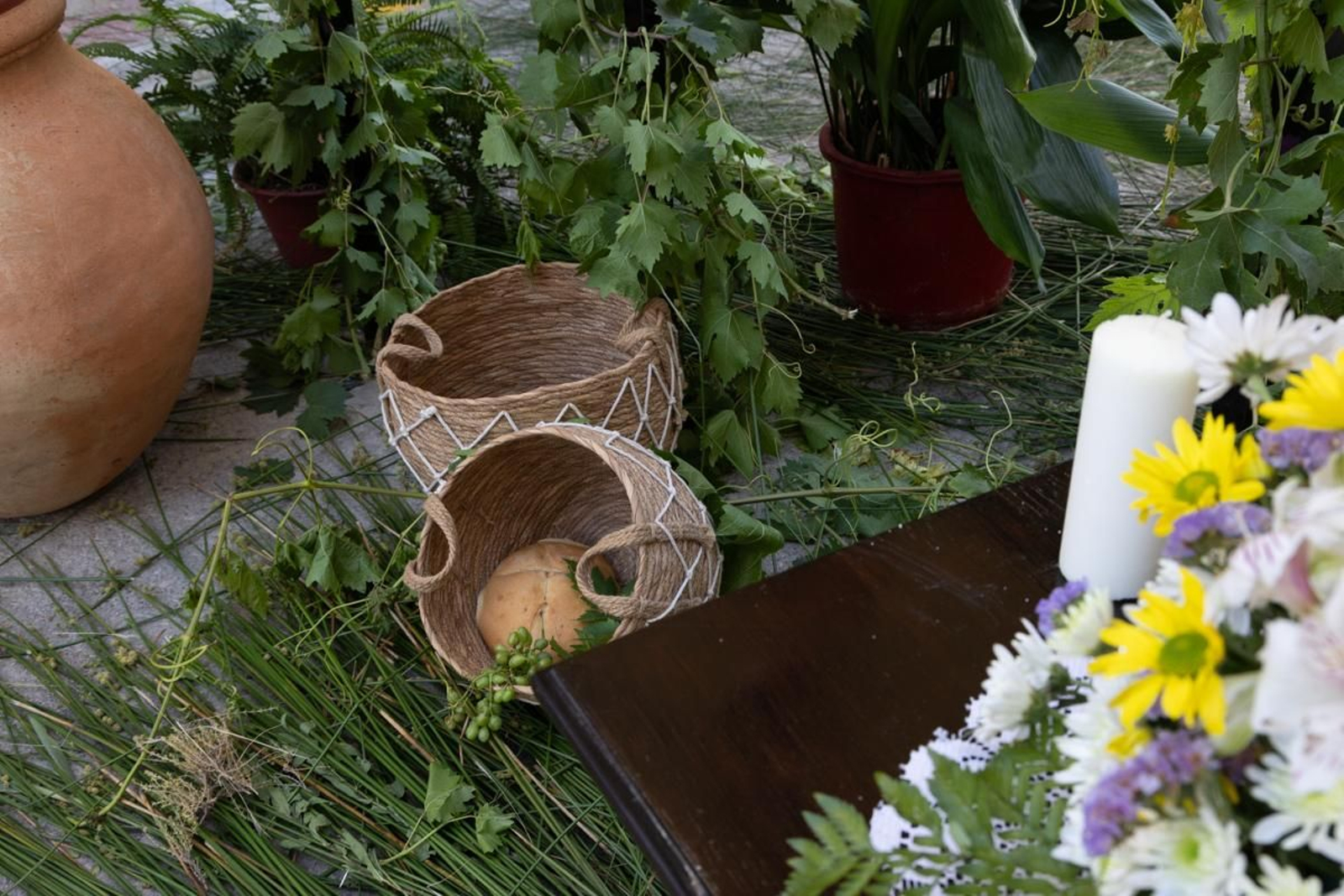 Los vecinos de Villardompardo exponen las obras de su Corpus un año más, en imágenes