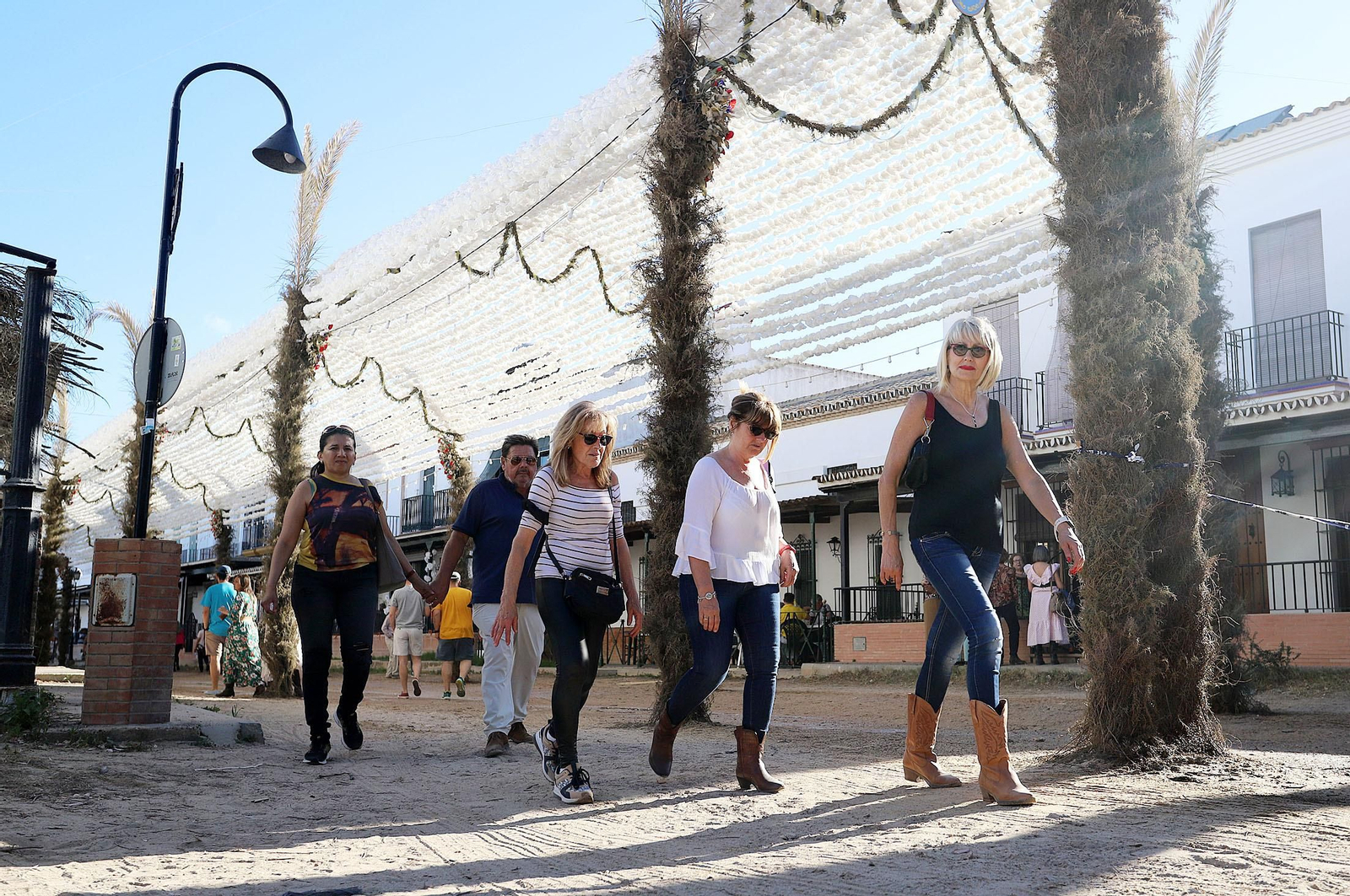 Ambiente en la aldea del Rocío previo a la llegada de las Hermandades, en imágenes