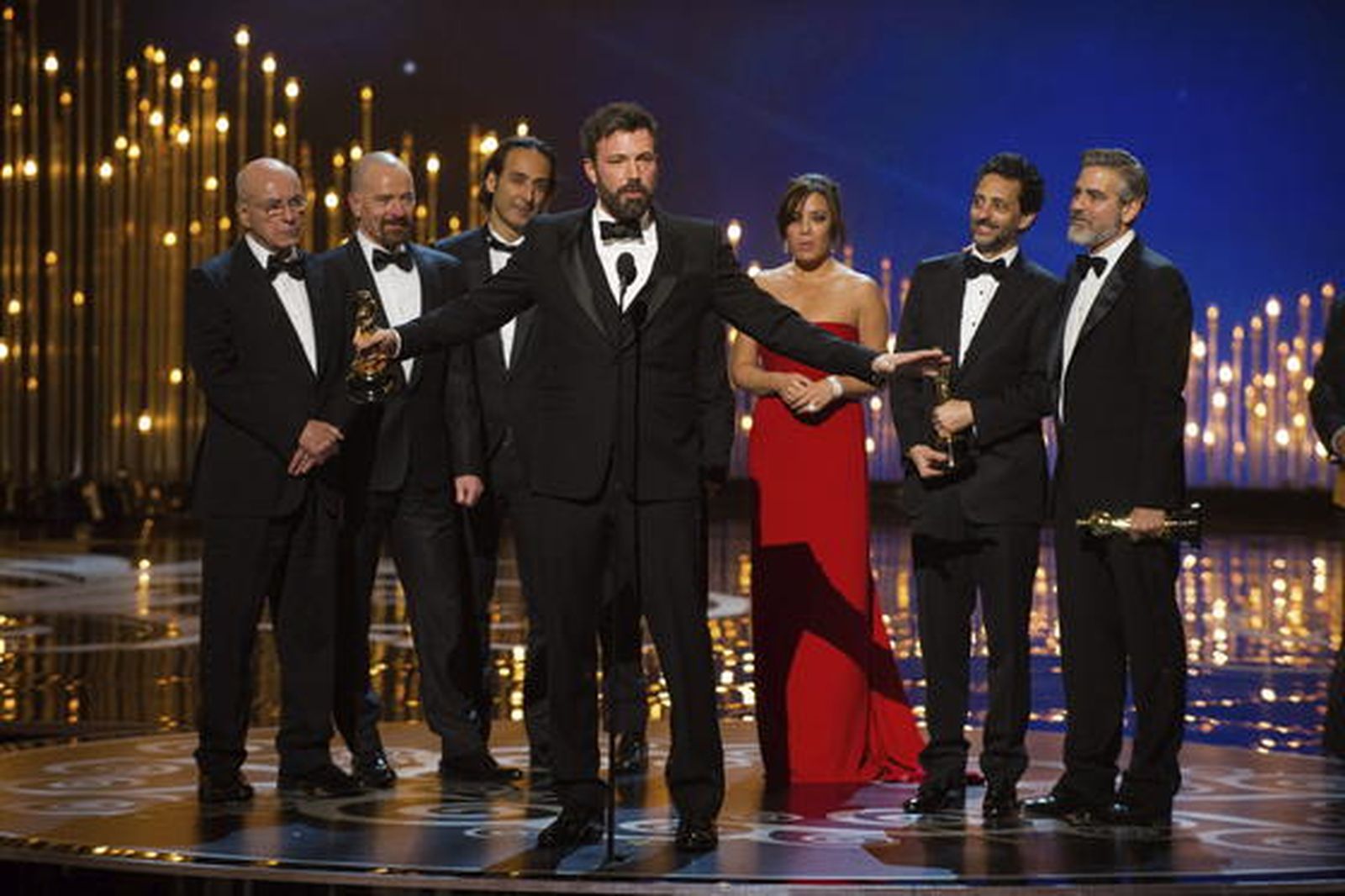 Los actores estadounidenses Alan Arkin y Bryan Cranston, el compositor francés Alexandre Desplat, el director estadounidense Ben Affleck y los productores estadounidenses Grant Heslov y George Clooney reciben el Óscar a la mejor película por 'Argo'.

Foto: EFE