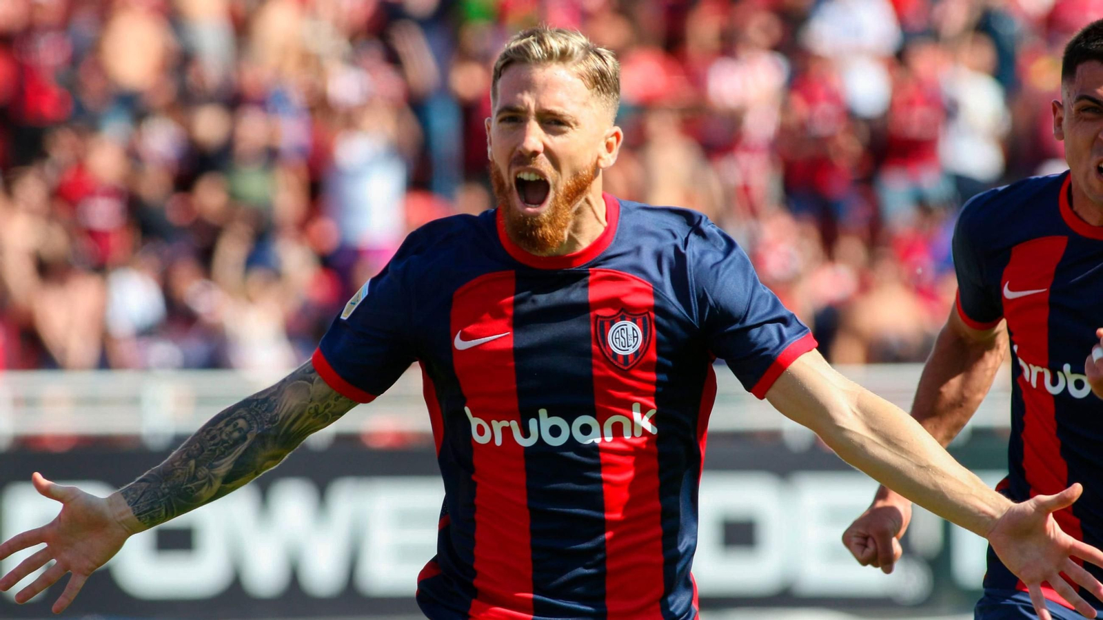 Iker Muniain celebra un gol con San Lorenzo de Almagro.