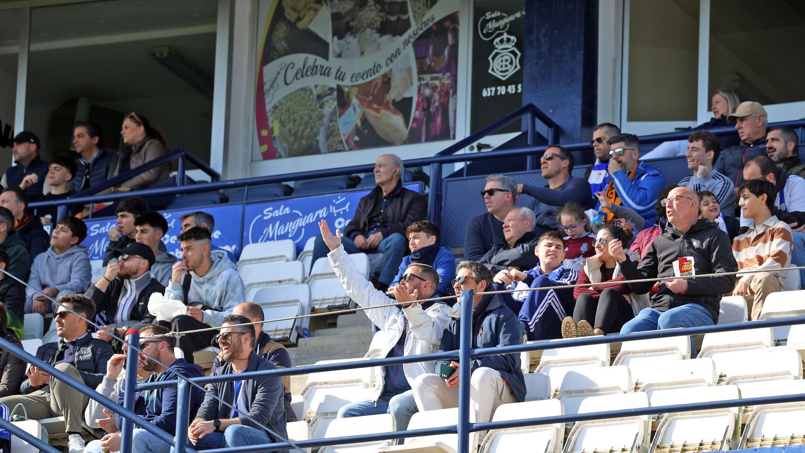 Búscate en las gradas del Nuevo Colombino en el Recre-Yeclano