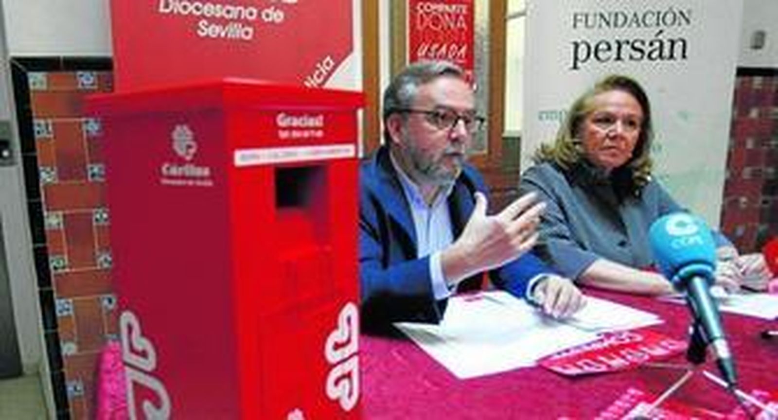 Mariano Pérez de Ayala, director de Cáritas Diocesana, y Concha Yoldi  García, presidenta de la Fundación Persán.