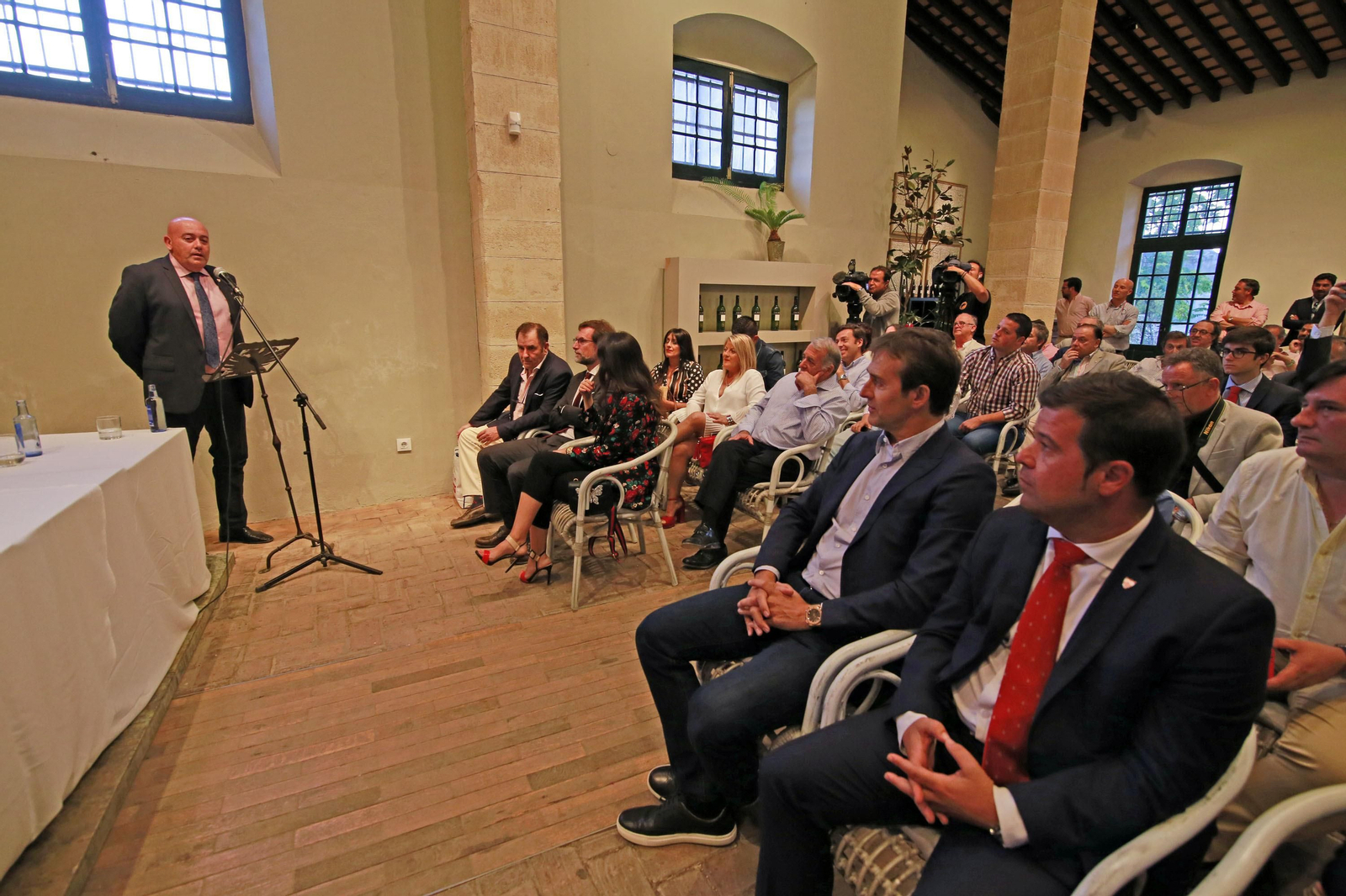 Imágenes de la entrega del 'Catavino de Plata Roberto Alés' a Monchi