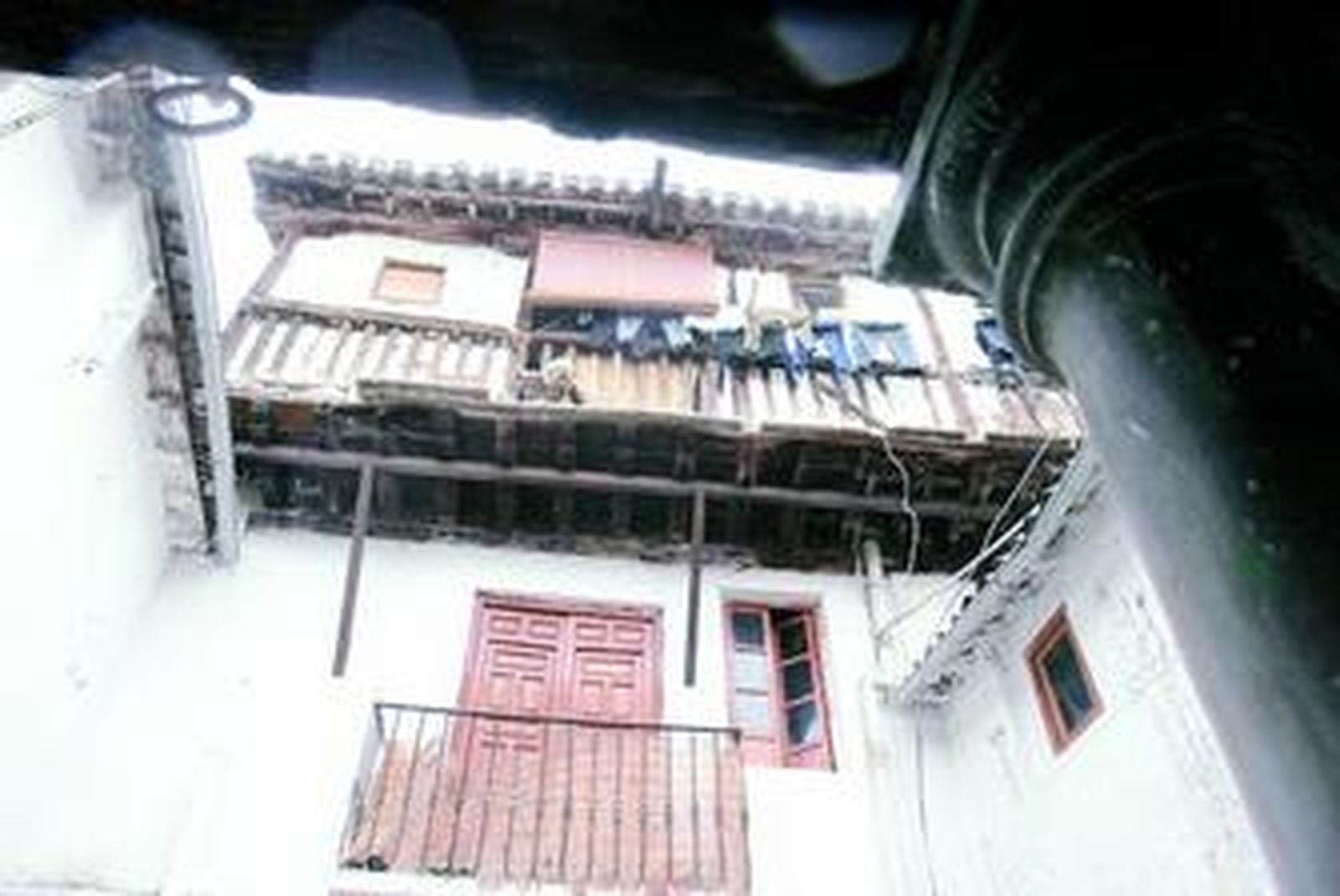 Las viviendas se caracterizan por tener dos o más plantas, bellos patios interiores, galerías y artesonados de madera.